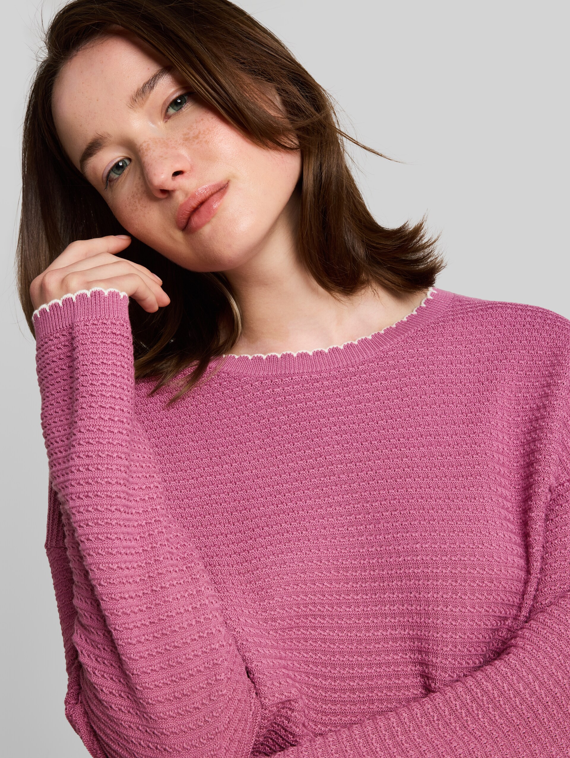 Relaxed Fit Strickpullover - dusty berry - Detail-Model-Ansicht