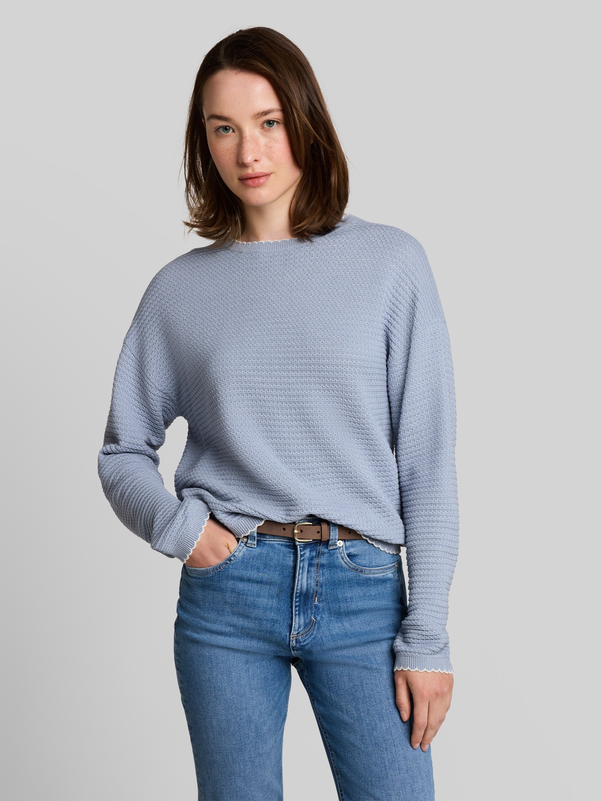 Relaxed Fit Strickpullover - foggy sky blue - Ausschnitt Model-Vorderansicht