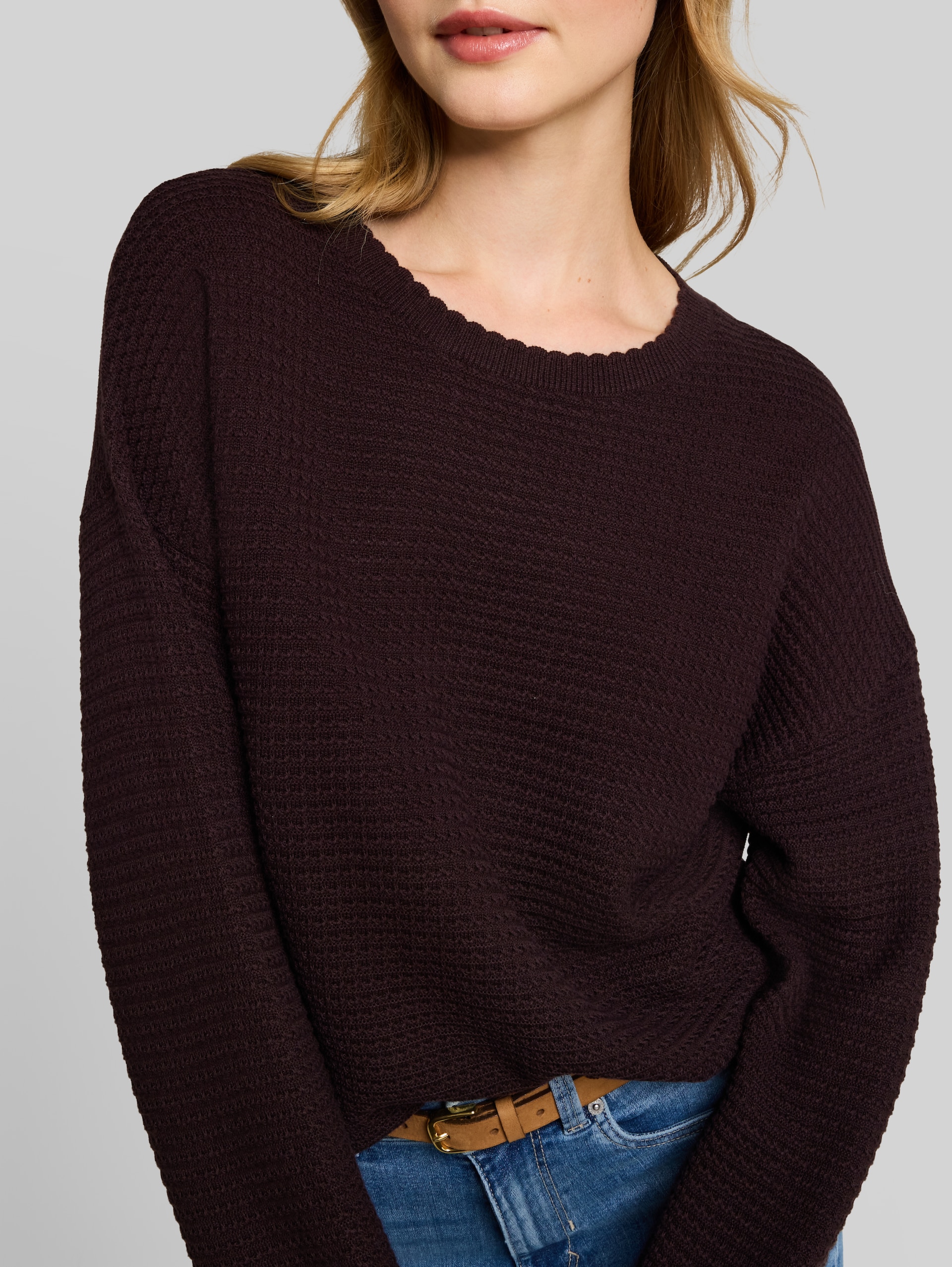 Relaxed Fit Strickpullover - dark plum - Detail-Model-Ansicht
