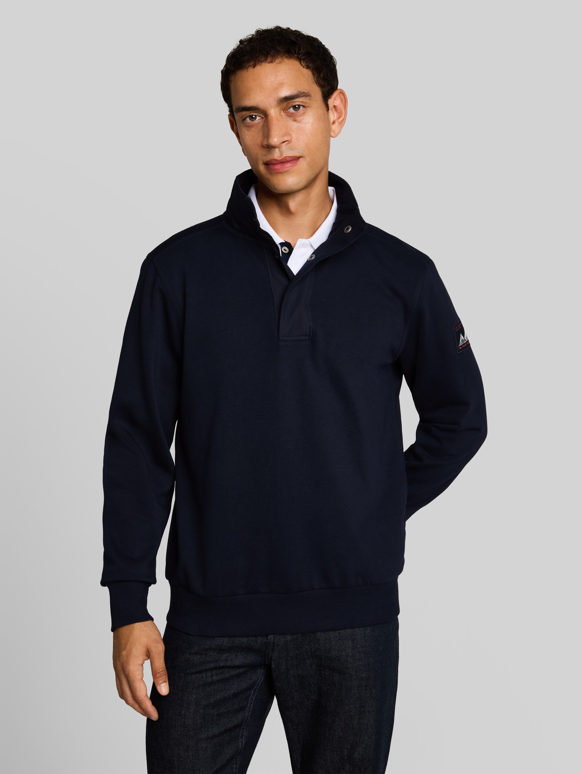 Troyer Sweatshirt mit Badge - sky captain blue - Ausschnitt Model-Vorderansicht