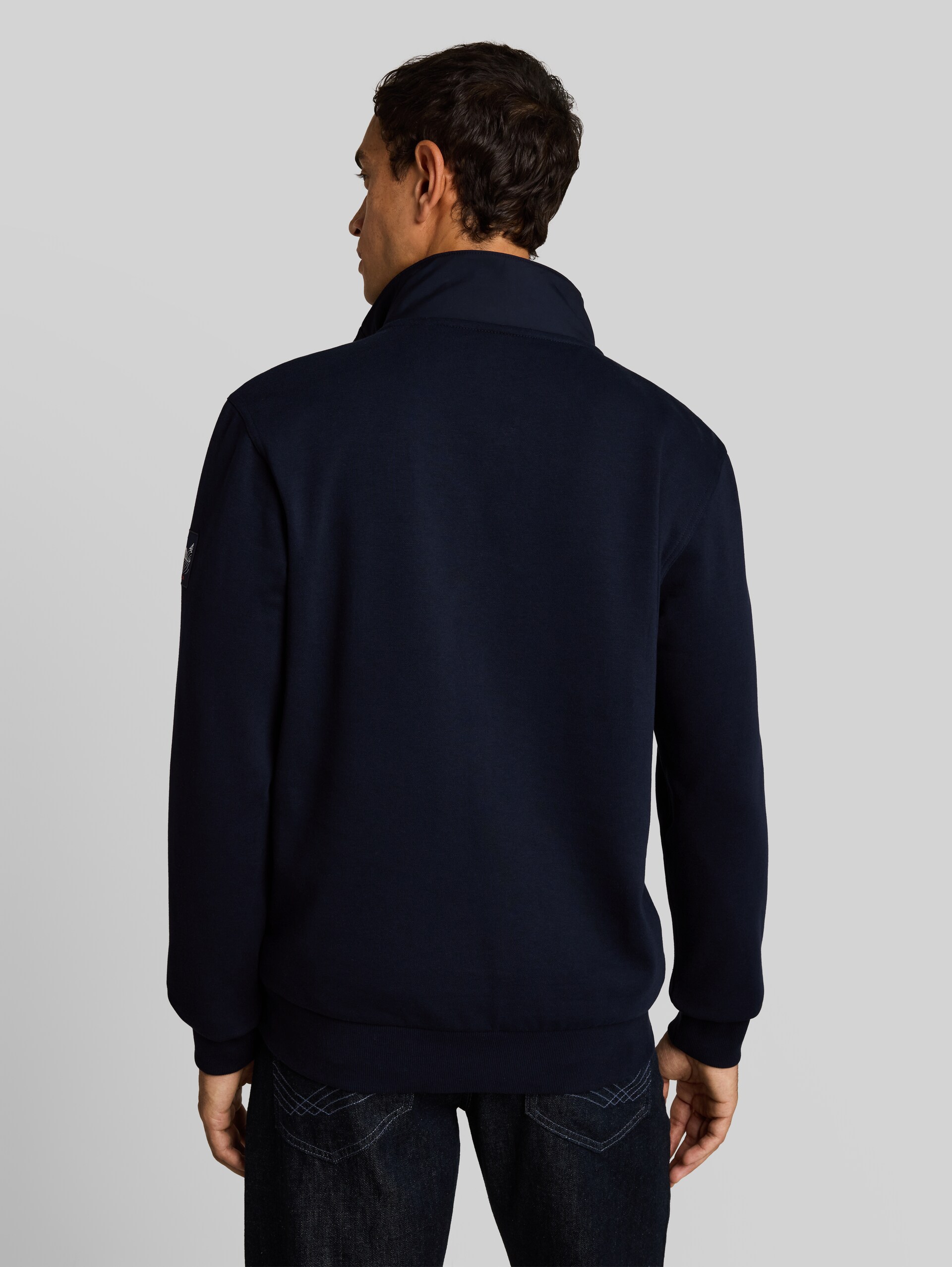 Troyer Sweatshirt mit Badge - sky captain blue - Auschnitt Model-Rückansicht
