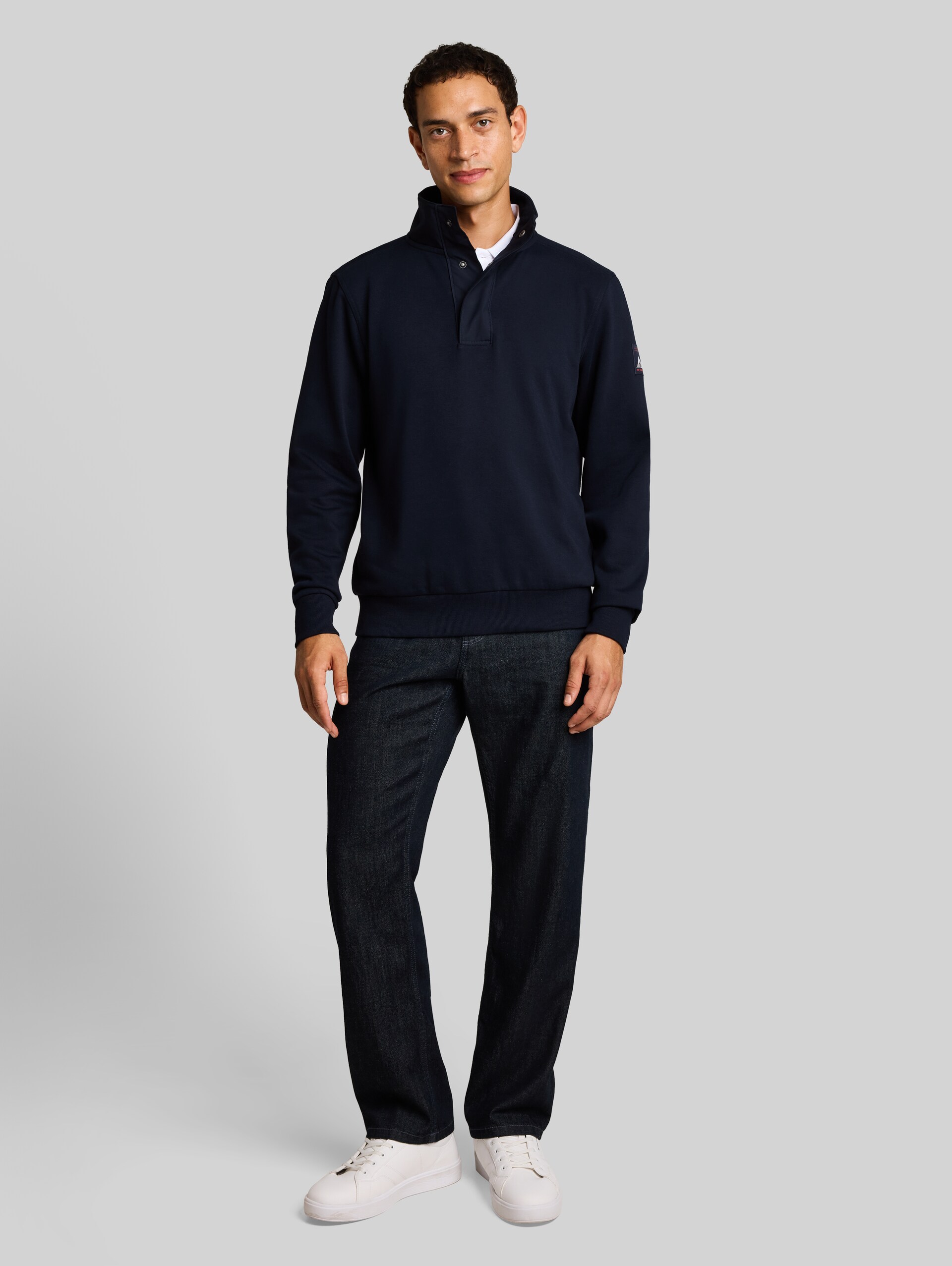 Troyer Sweatshirt mit Badge - sky captain blue - Model-Vorderansicht