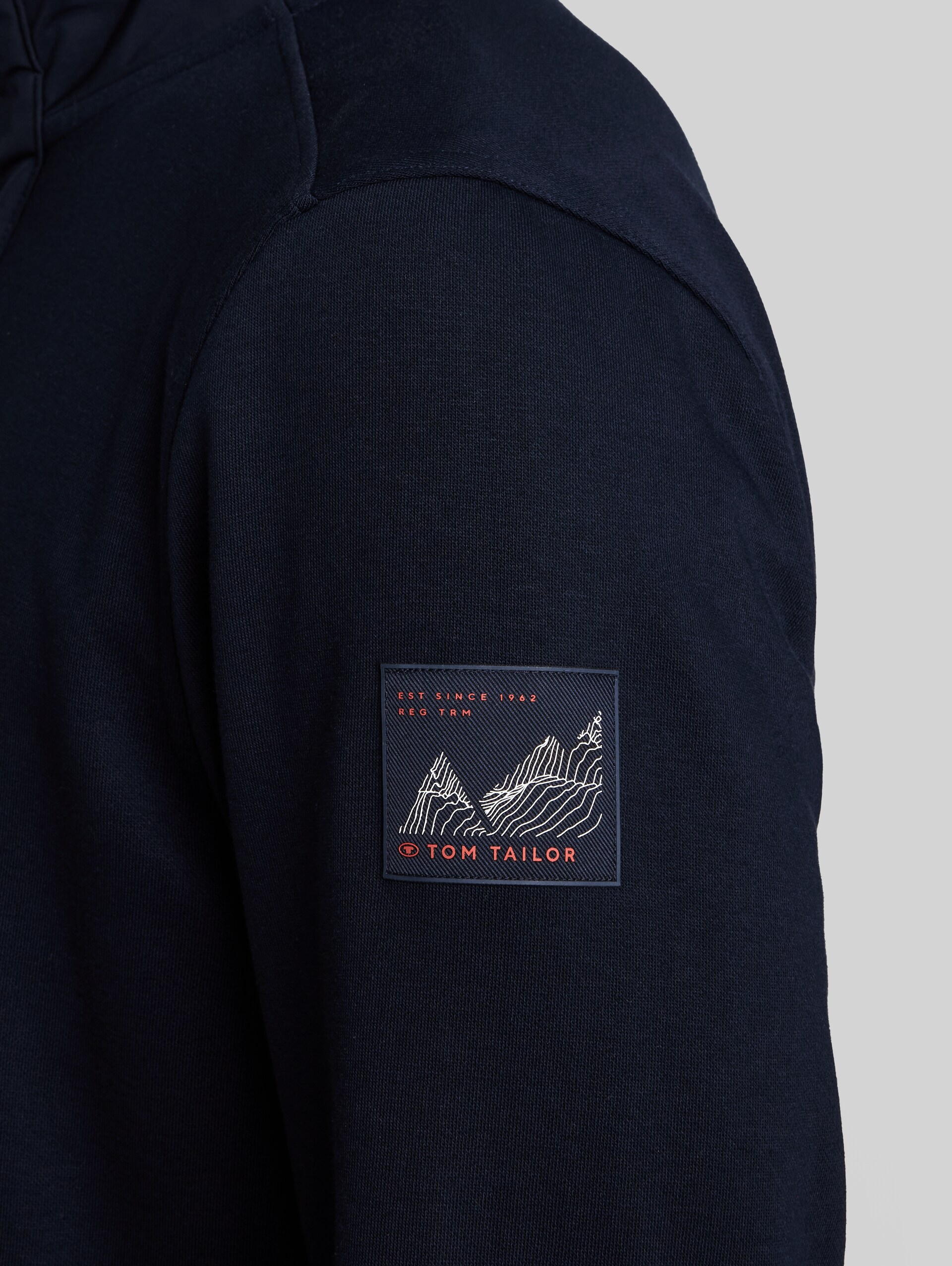 Troyer Sweatshirt mit Badge - sky captain blue - Detail-Model-Ansicht
