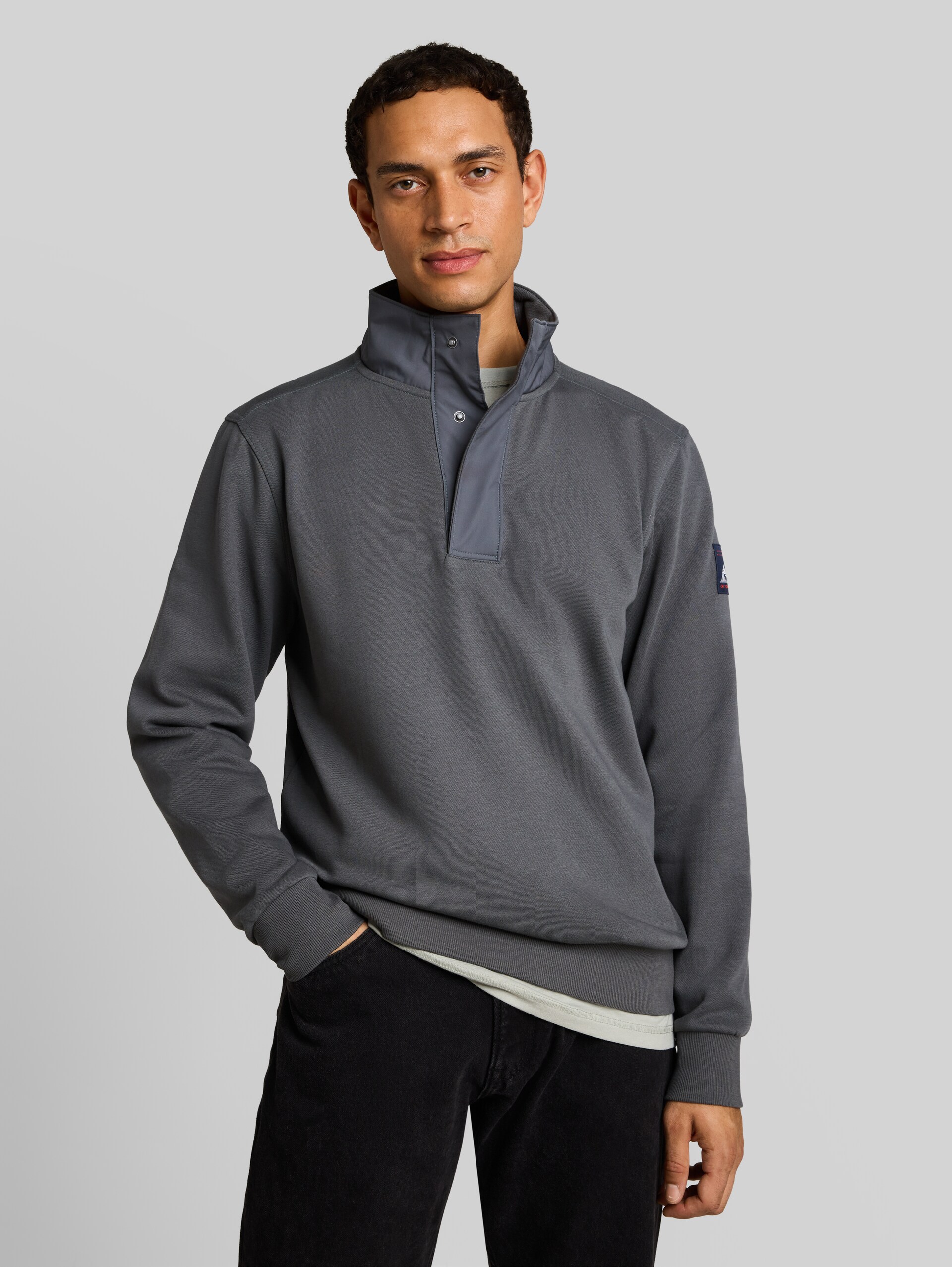 Troyer Sweatshirt mit Badge - Darkest Olive - Ausschnitt Model-Vorderansicht