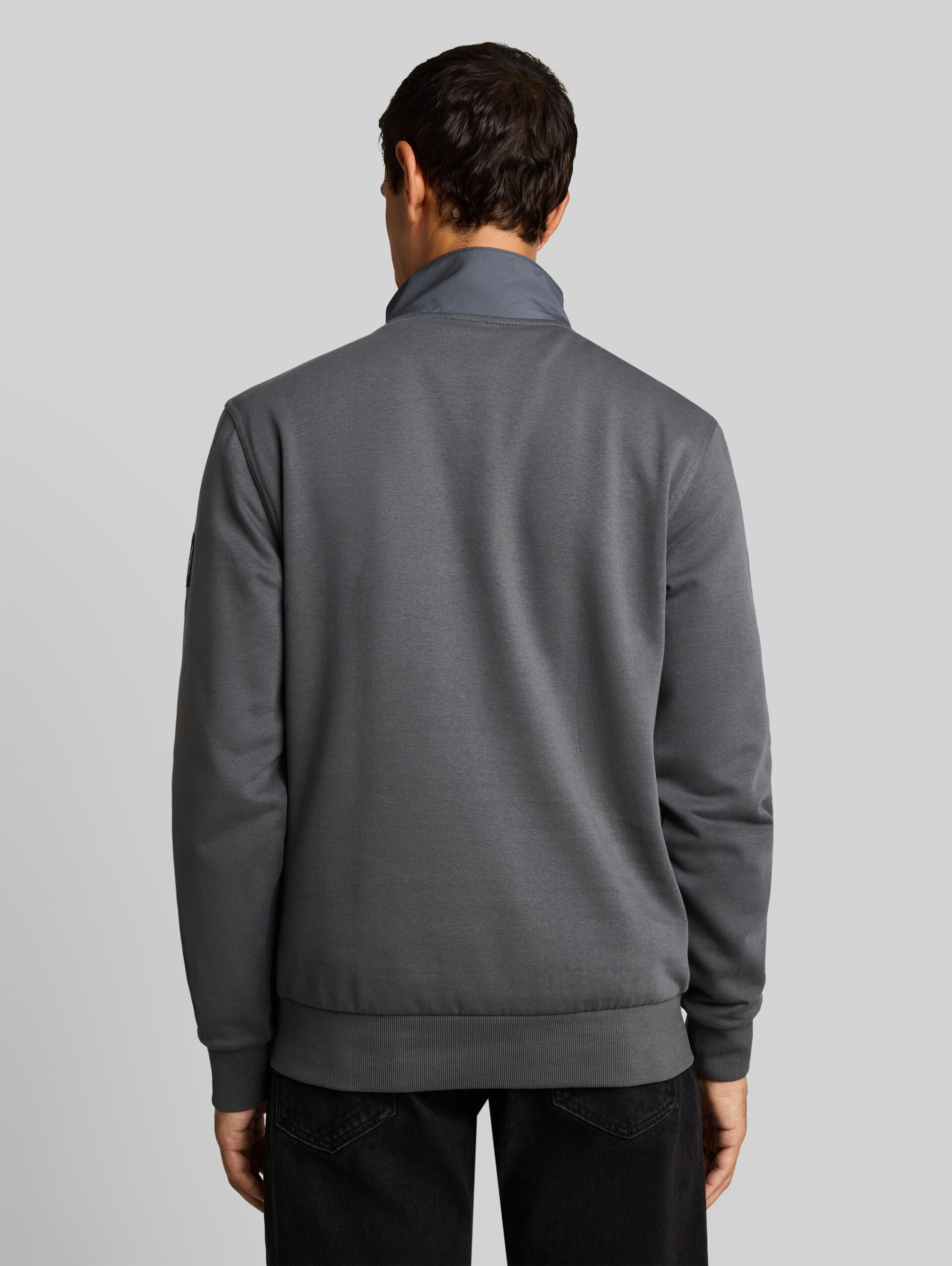 Troyer Sweatshirt mit Badge - Darkest Olive - Auschnitt Model-Rückansicht