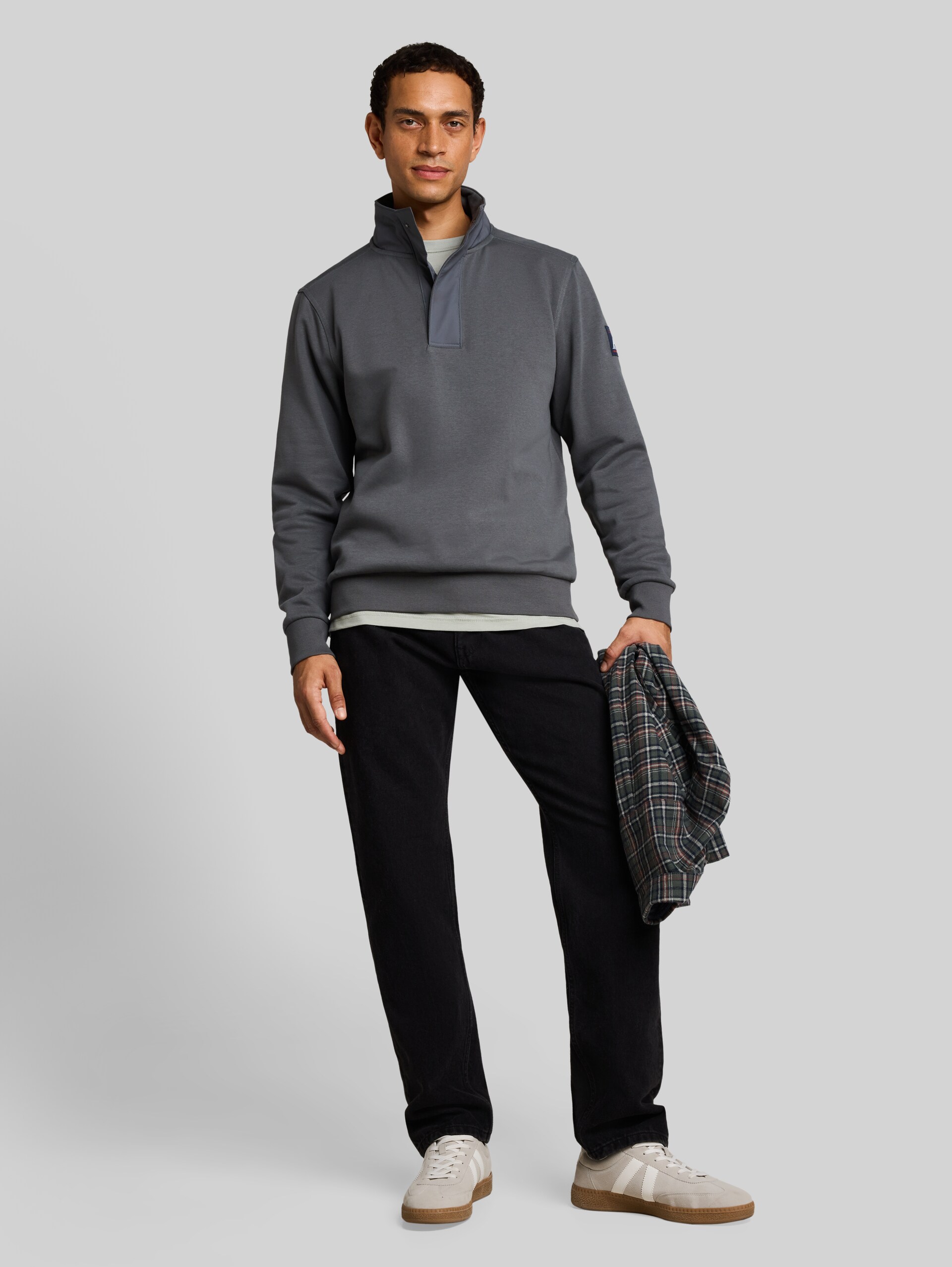 Troyer Sweatshirt mit Badge - Darkest Olive - Model-Vorderansicht