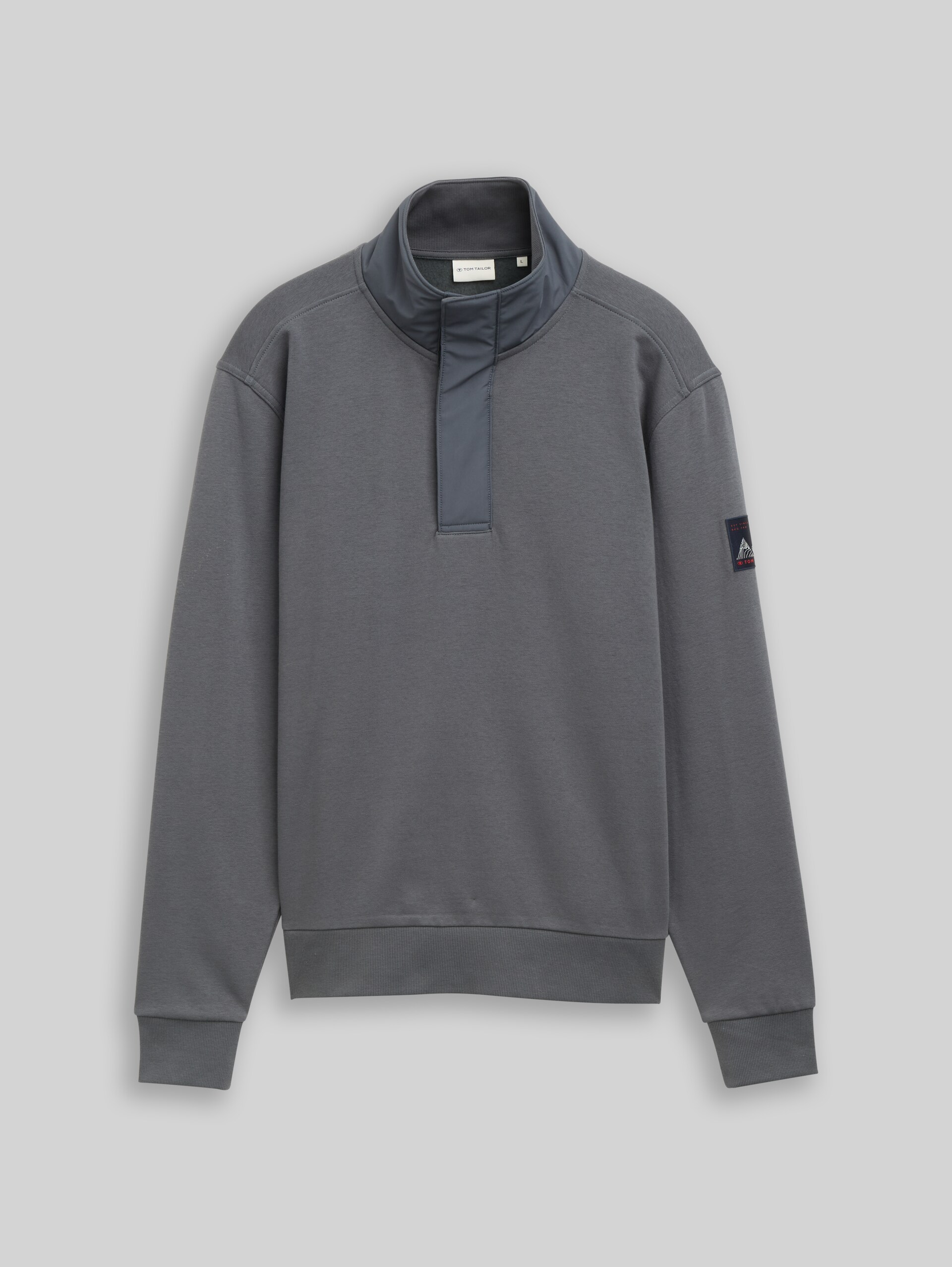 Troyer Sweatshirt mit Badge - Darkest Olive - Vorder-Produkt-Ansicht