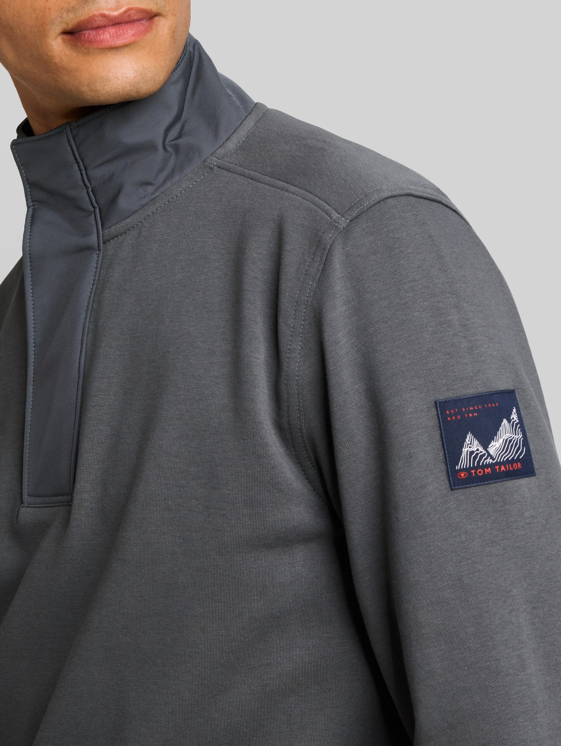 Troyer Sweatshirt mit Badge - Darkest Olive - Detail-Model-Ansicht