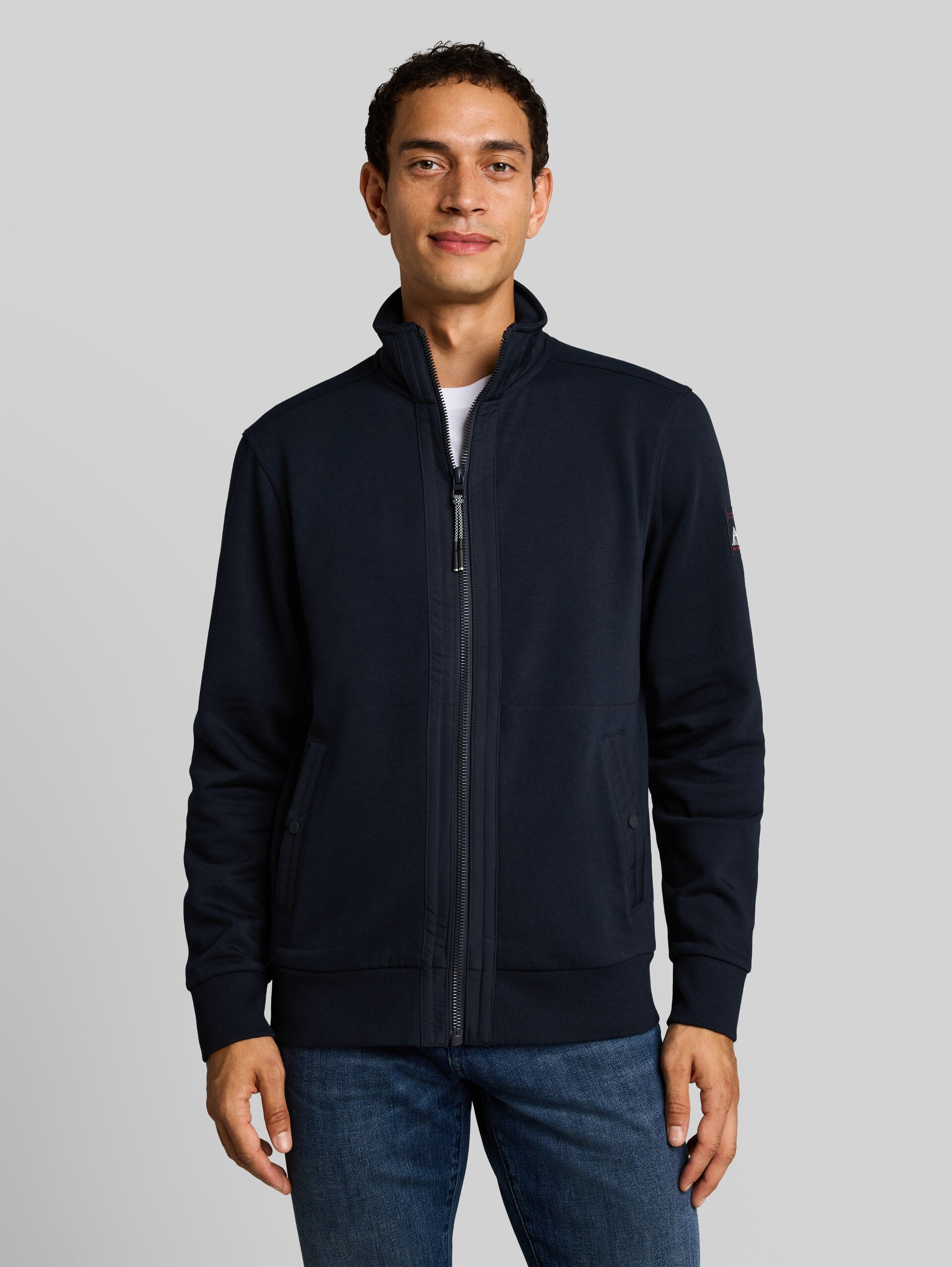 Sweatjacke mit Stehkragen - sky captain blue - Ausschnitt Model-Vorderansicht