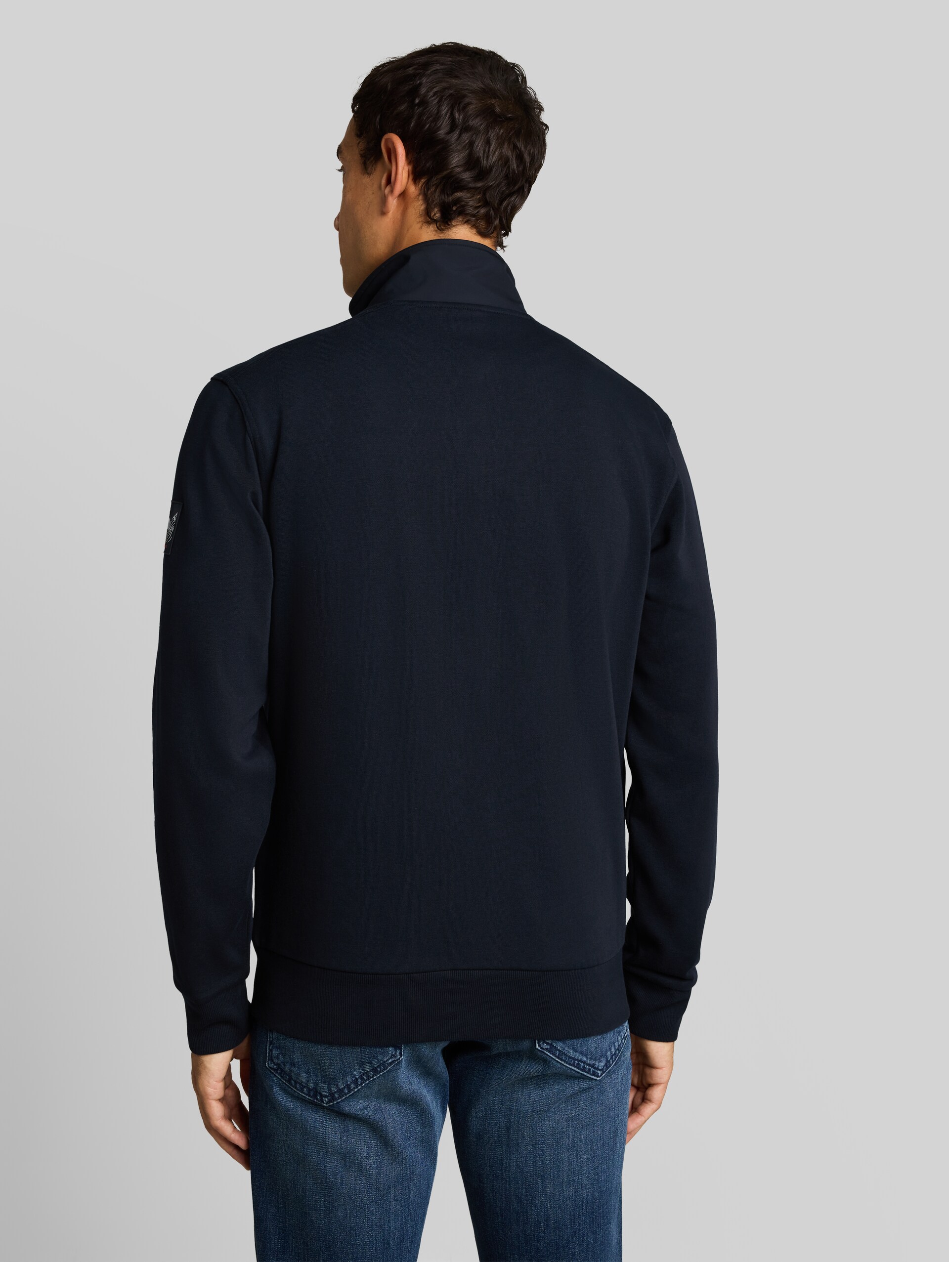 Sweatjacke mit Stehkragen - sky captain blue - Auschnitt Model-Rückansicht