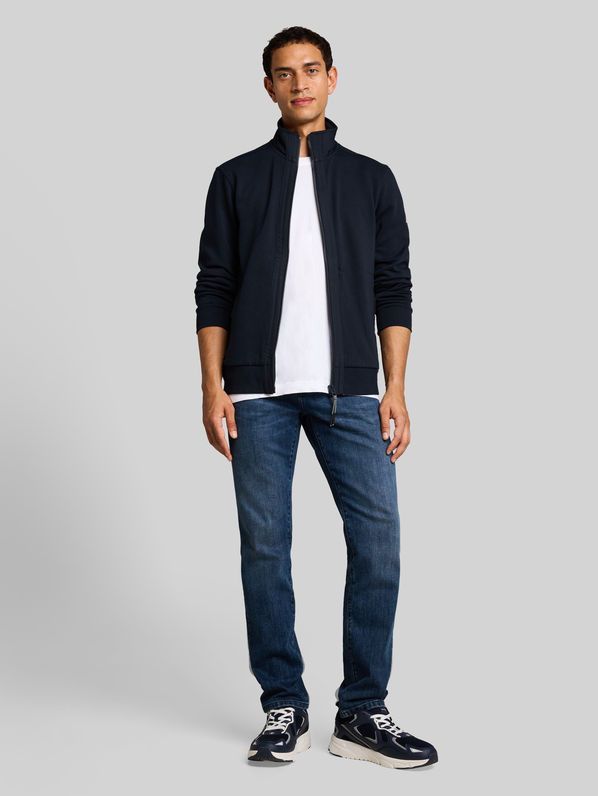 Sweatjacke mit Stehkragen - sky captain blue - Model-Vorderansicht
