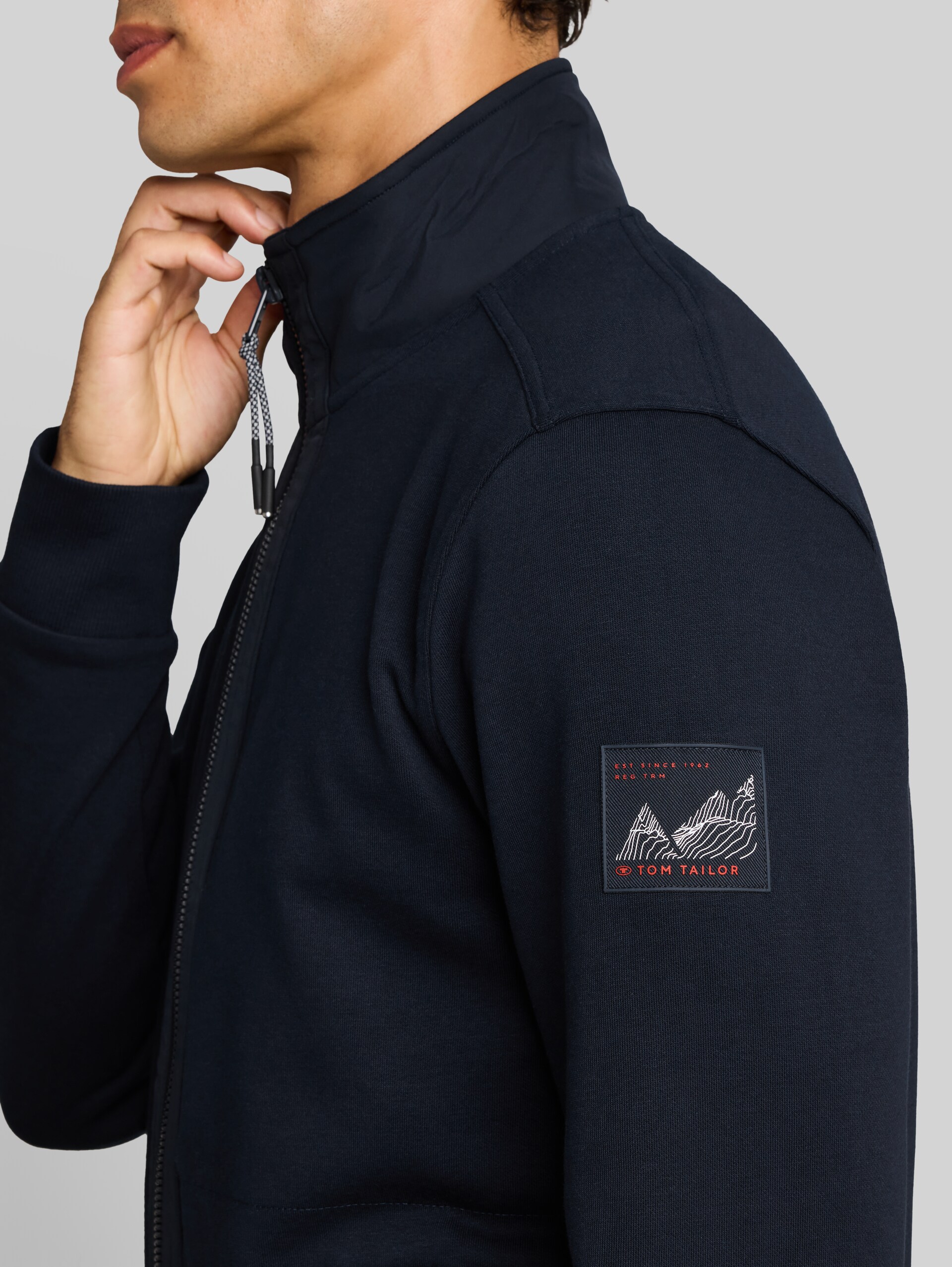 Sweatjacke mit Stehkragen - sky captain blue - Detail-Model-Ansicht