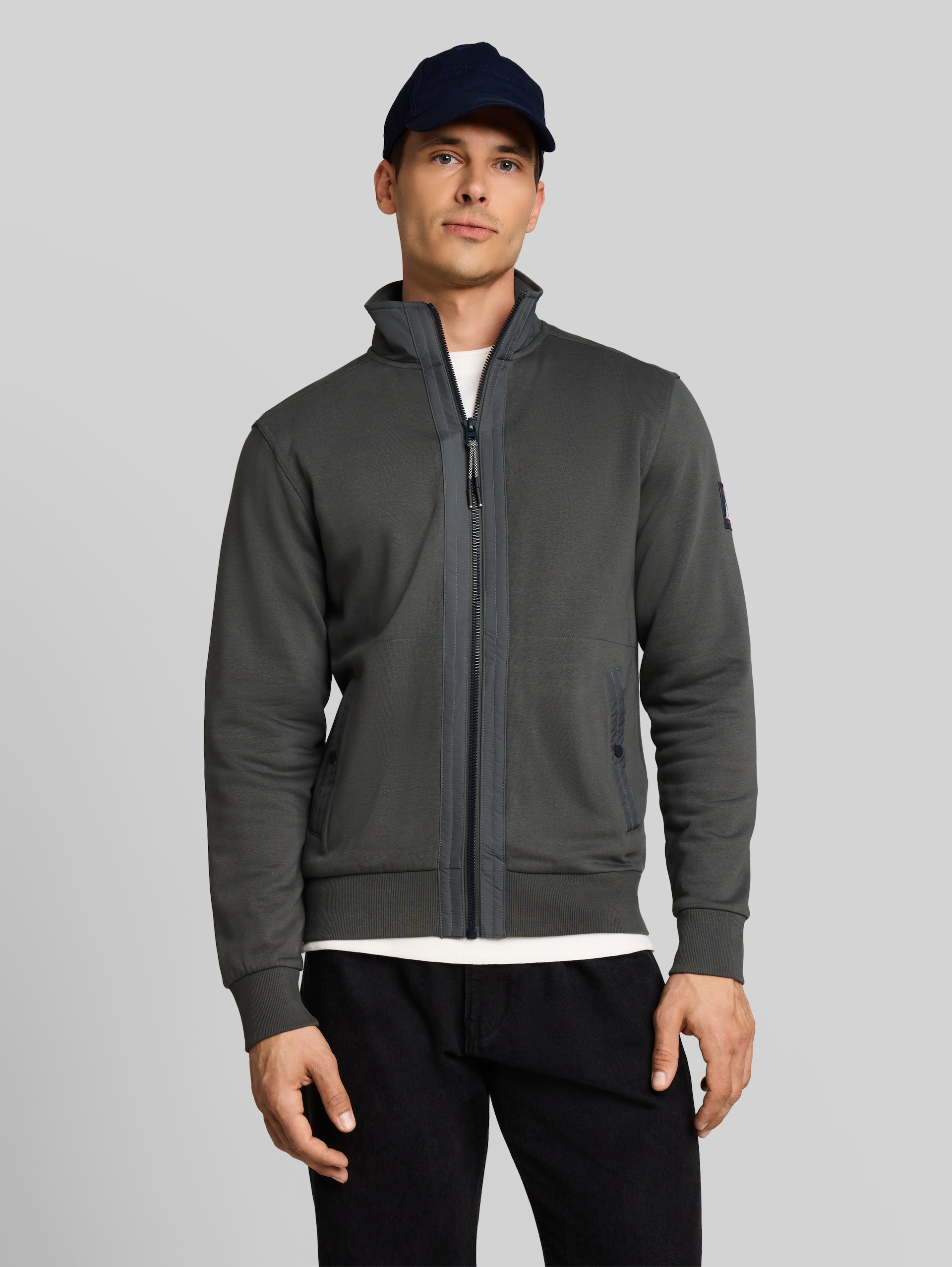 Sweatjacke mit Stehkragen - Darkest Olive - Ausschnitt Model-Vorderansicht