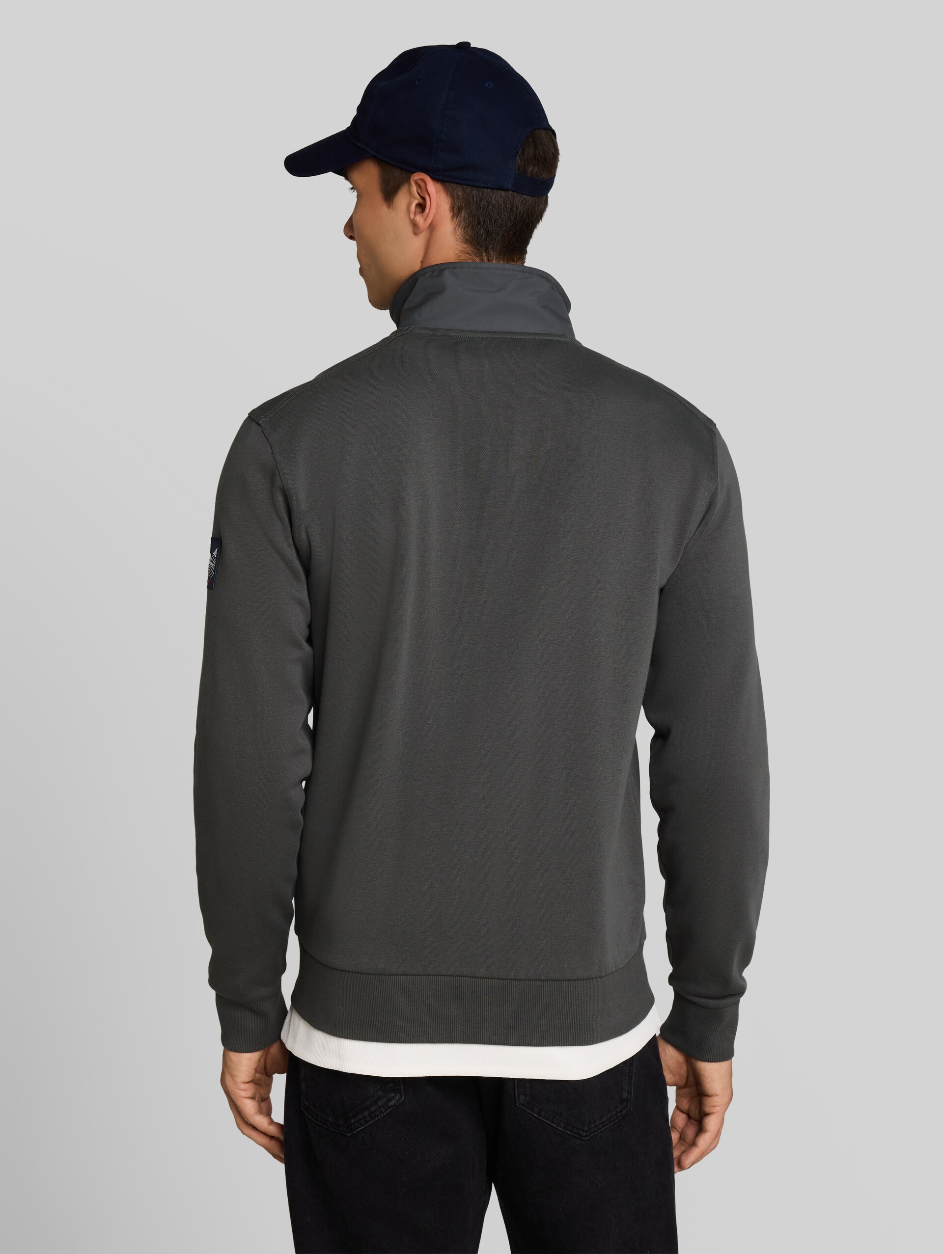 Sweatjacke mit Stehkragen - Darkest Olive - Auschnitt Model-Rückansicht