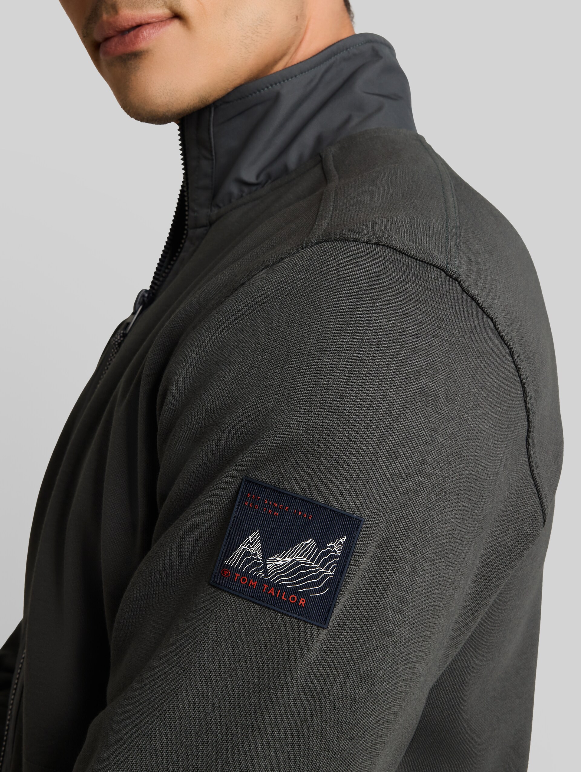 Sweatjacke mit Stehkragen - Darkest Olive - Detail-Model-Ansicht