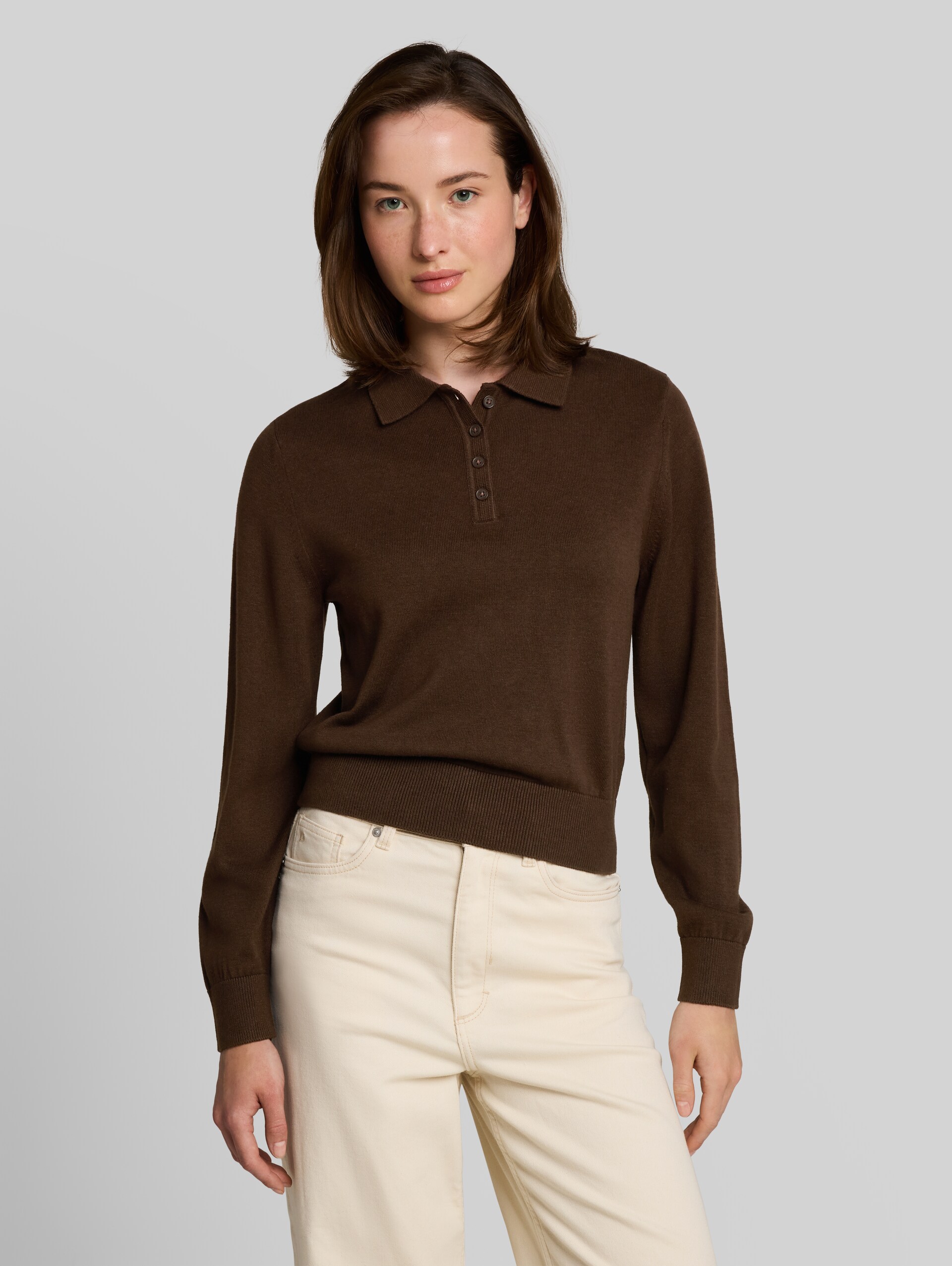 Strickpullover mit Polokragen - cool dark brown - Ausschnitt Model-Vorderansicht