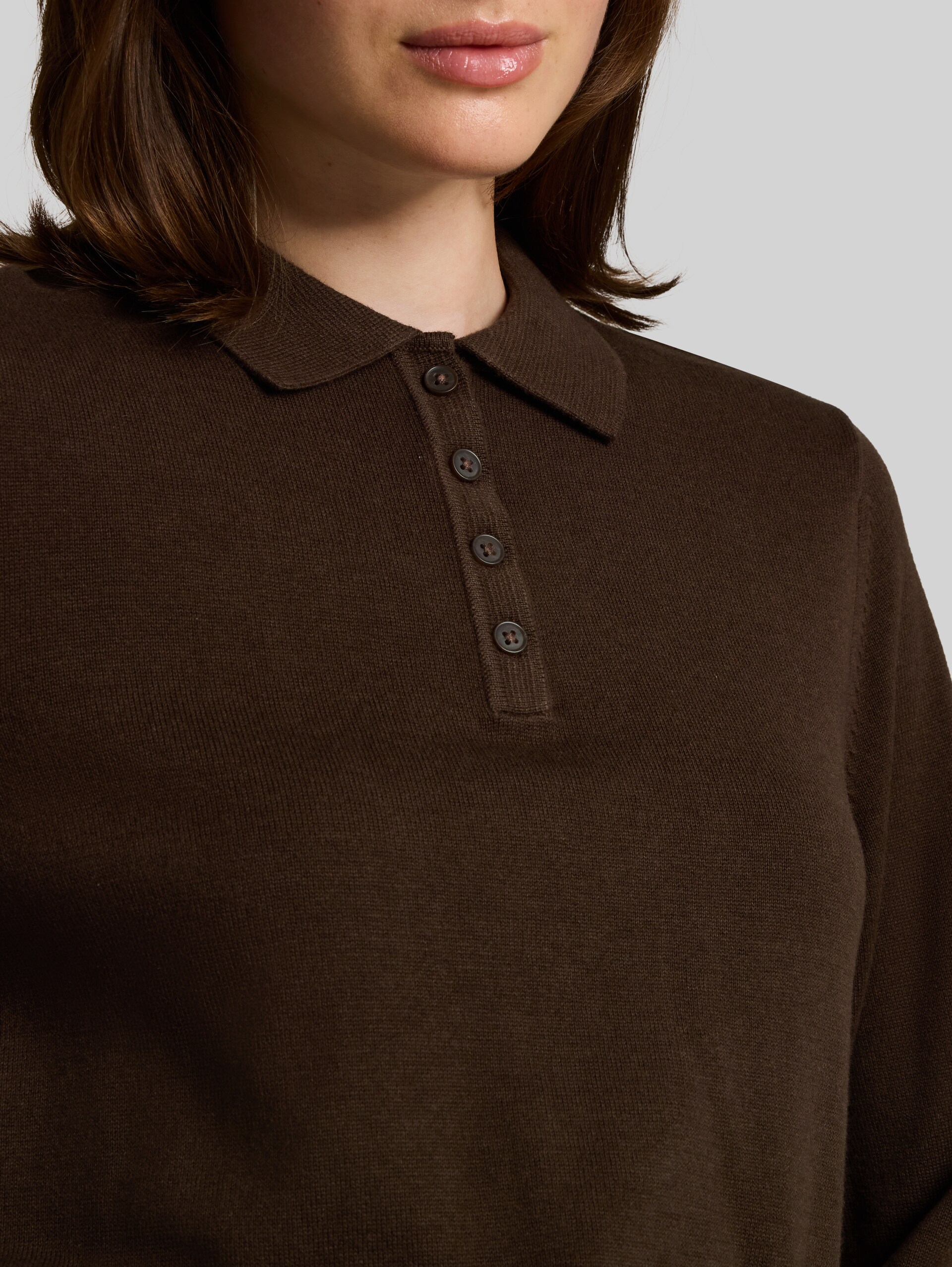 Strickpullover mit Polokragen - cool dark brown - Detail-Model-Ansicht