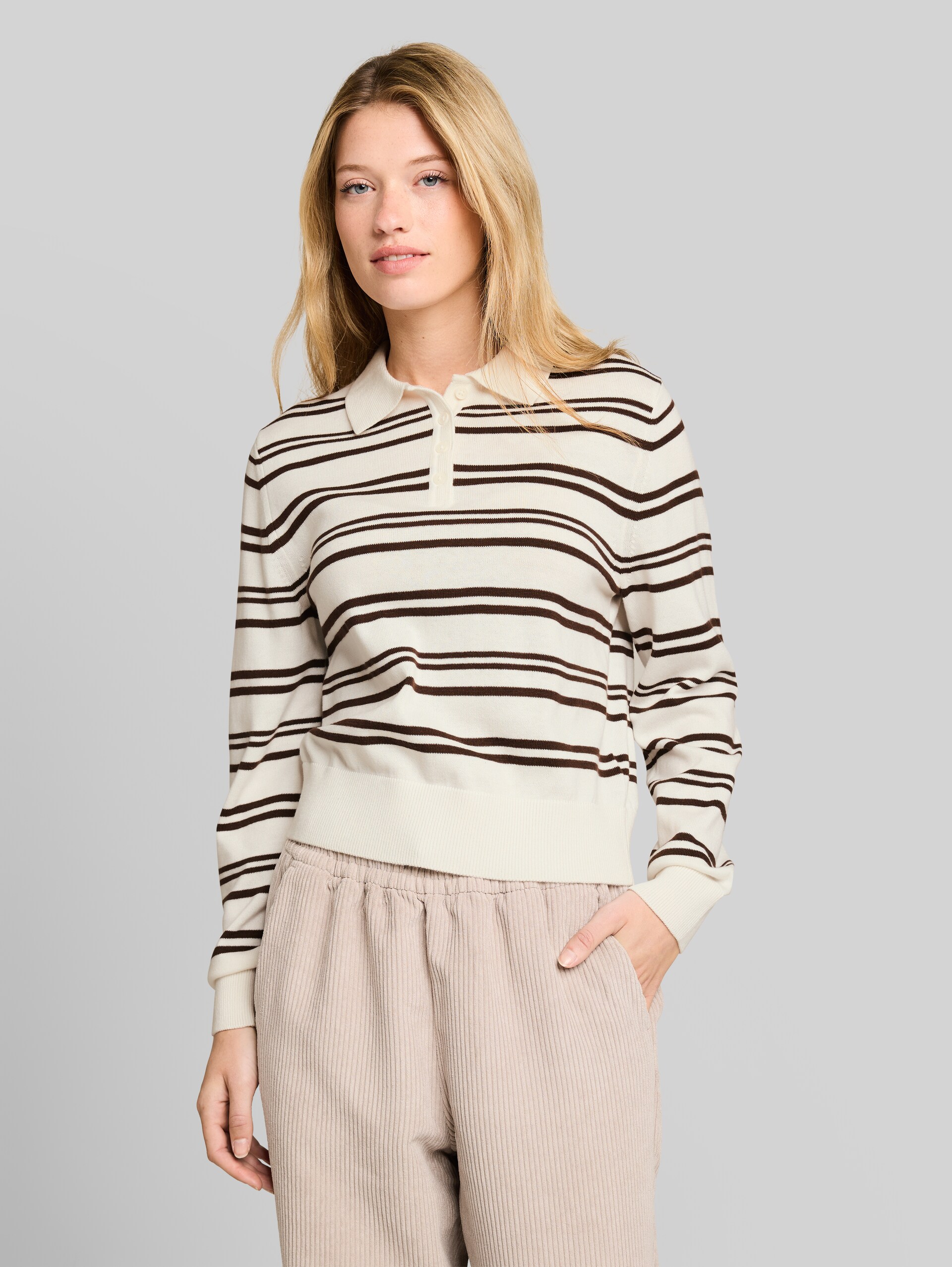 Strickpullover mit Polokragen - offwhite brown stripe - Ausschnitt Model-Vorderansicht