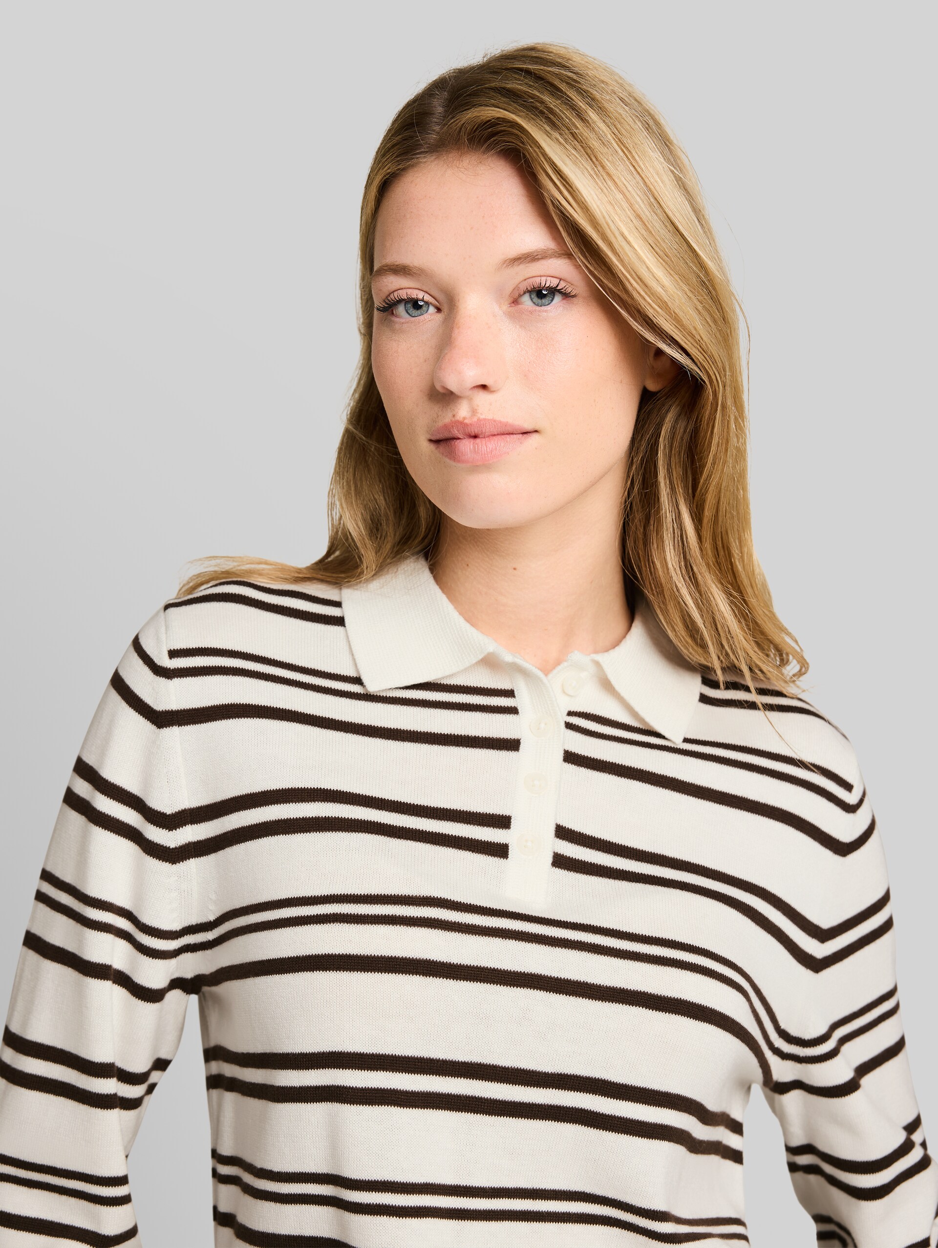 Strickpullover mit Polokragen - offwhite brown stripe - Detail-Model-Ansicht