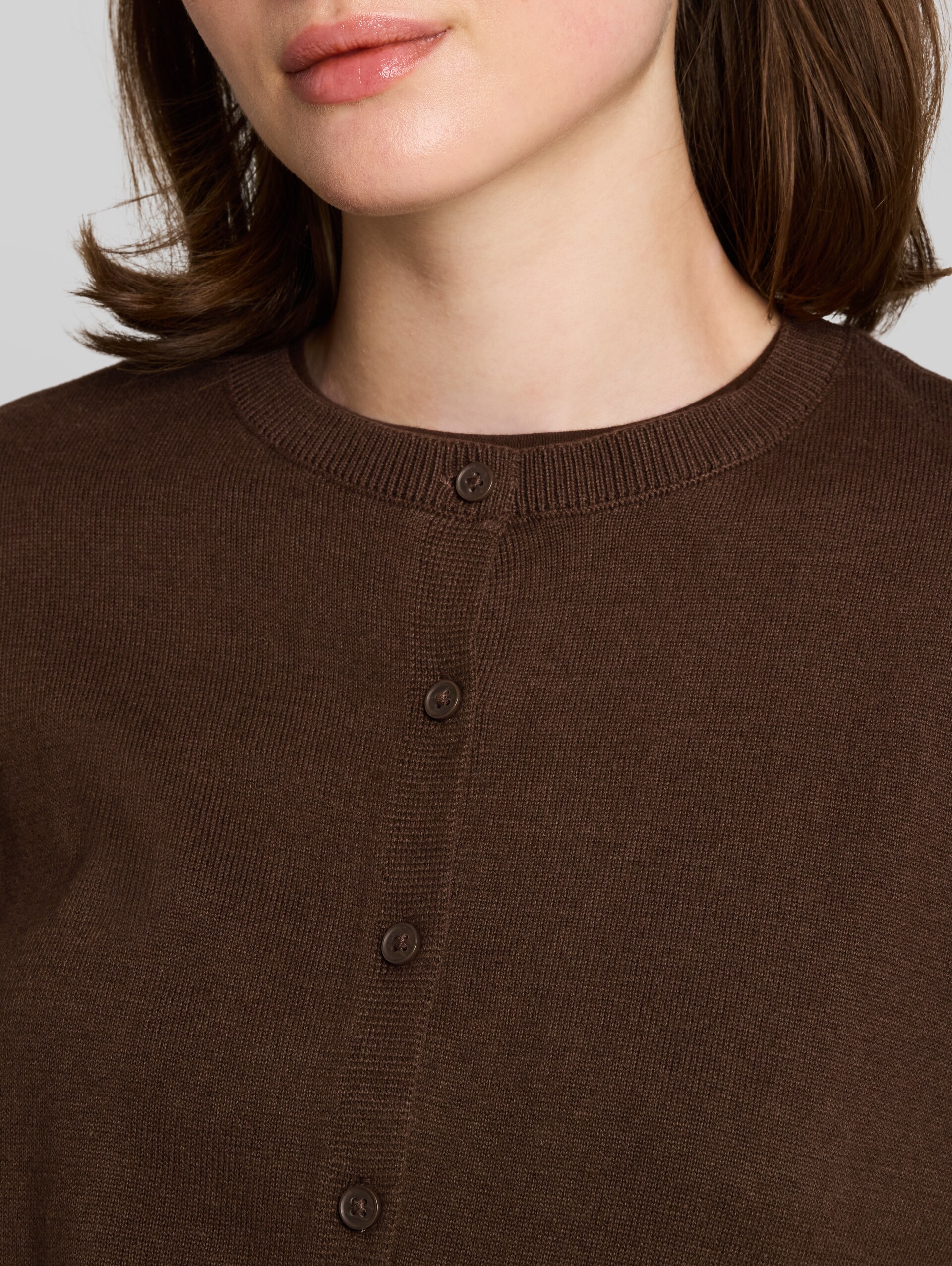 Cardigan mit Rundhalsausschnitt - cool dark brown - Detail-Model-Ansicht