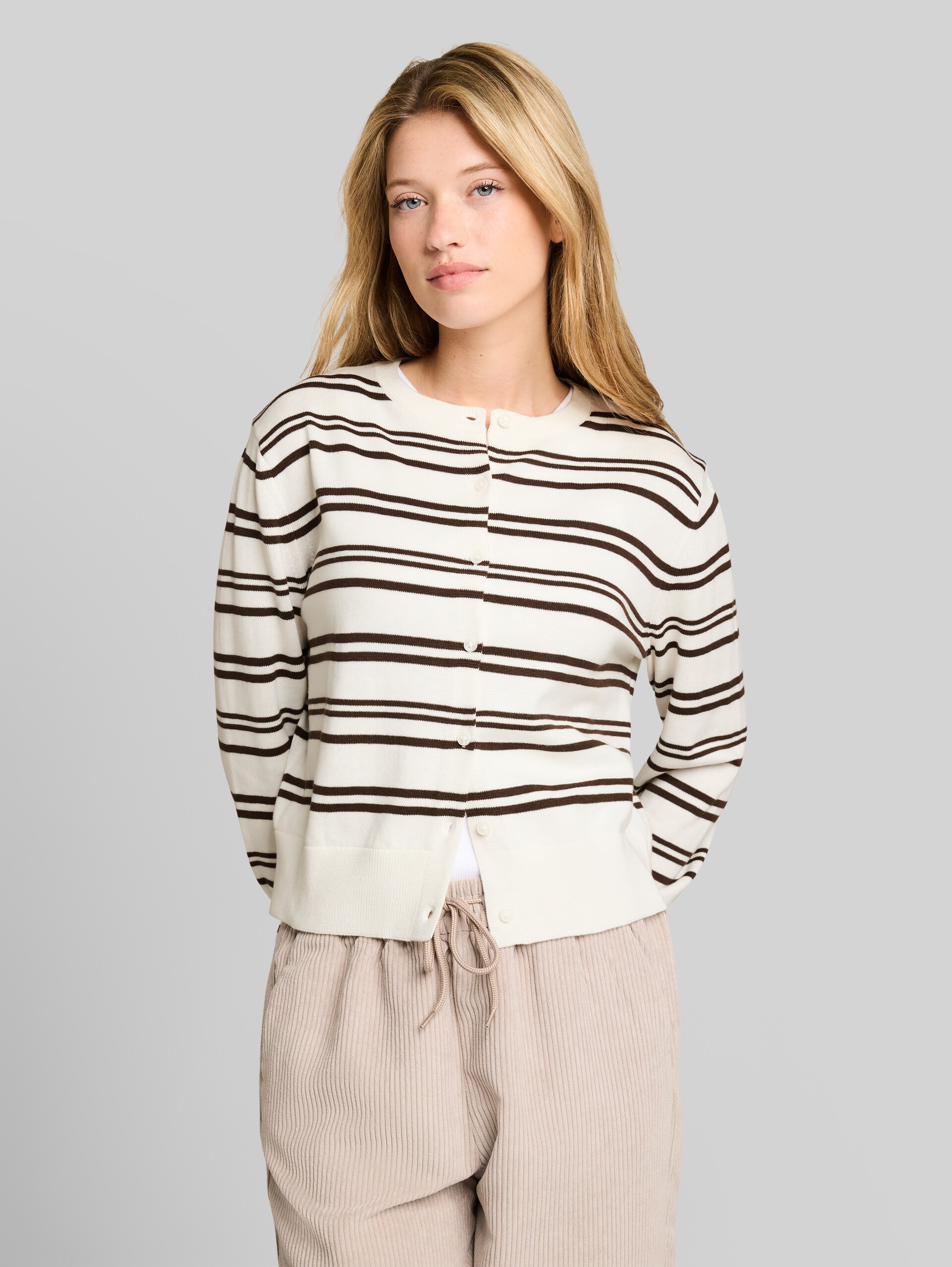 Cardigan mit Rundhalsausschnitt - offwhite brown stripe - Ausschnitt Model-Vorderansicht