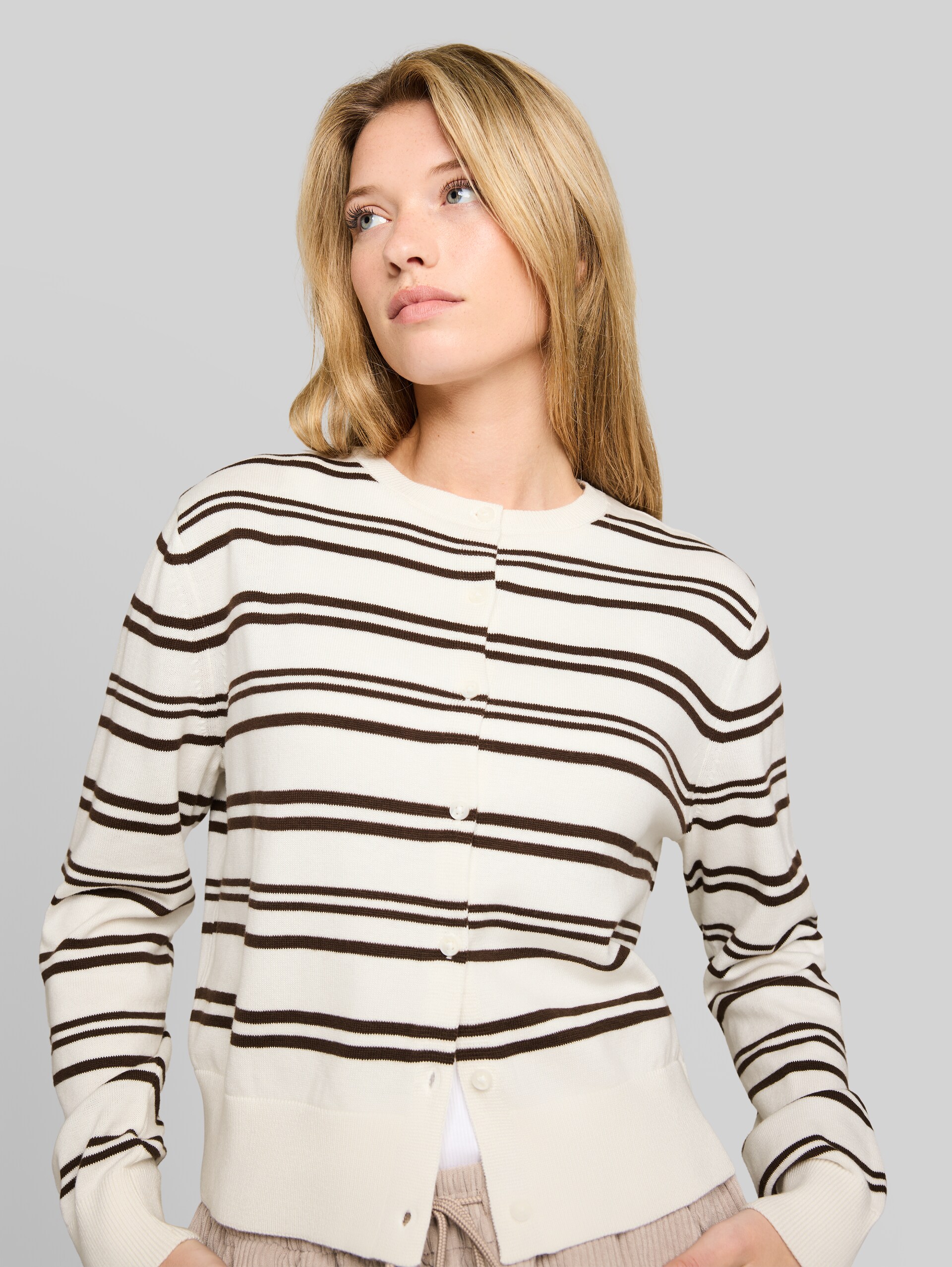 Cardigan mit Rundhalsausschnitt - offwhite brown stripe - Detail-Model-Ansicht