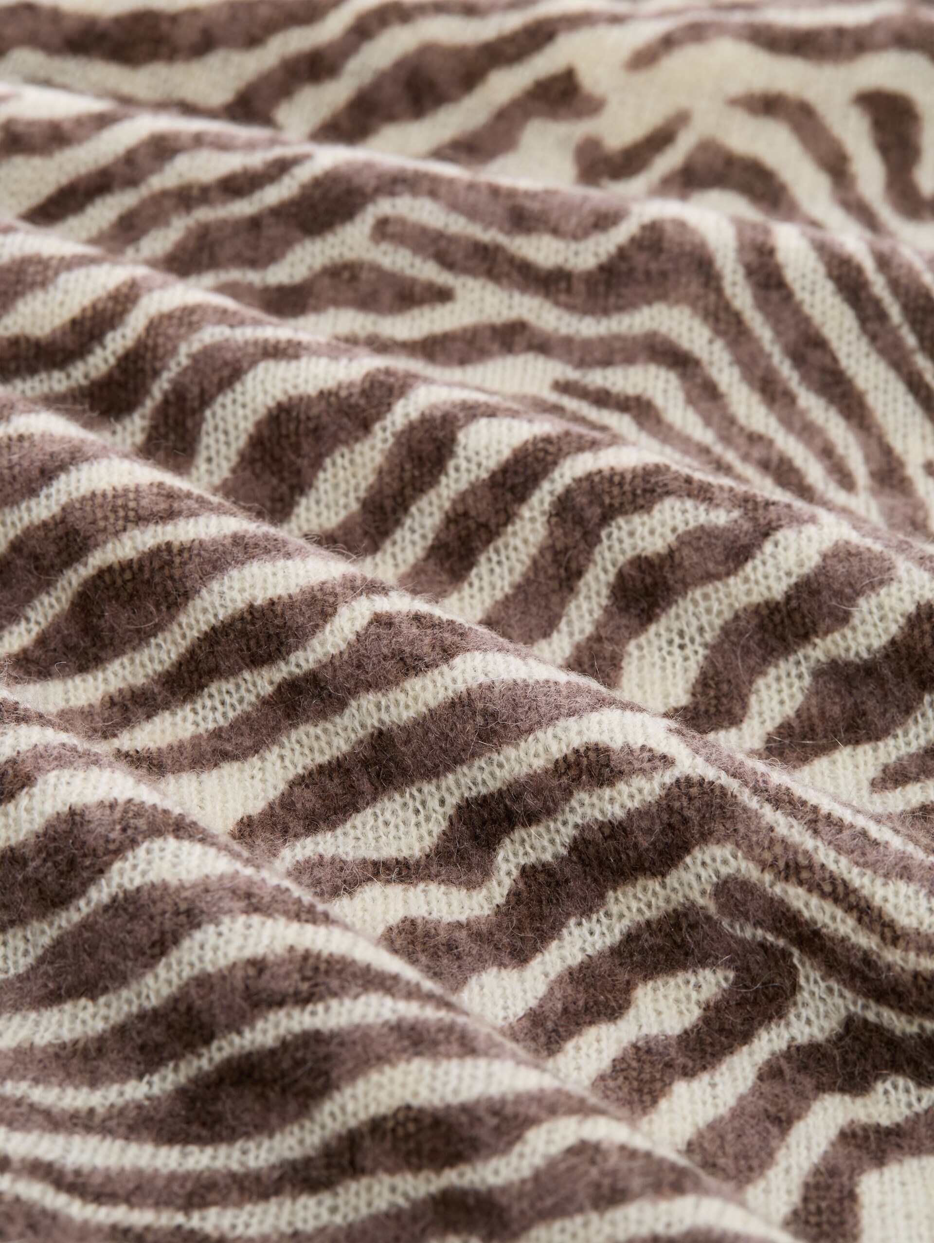 Pull en maille à la coupe décontractée avec imprimé zébré - brown beige zebra print - Vue de la matière
