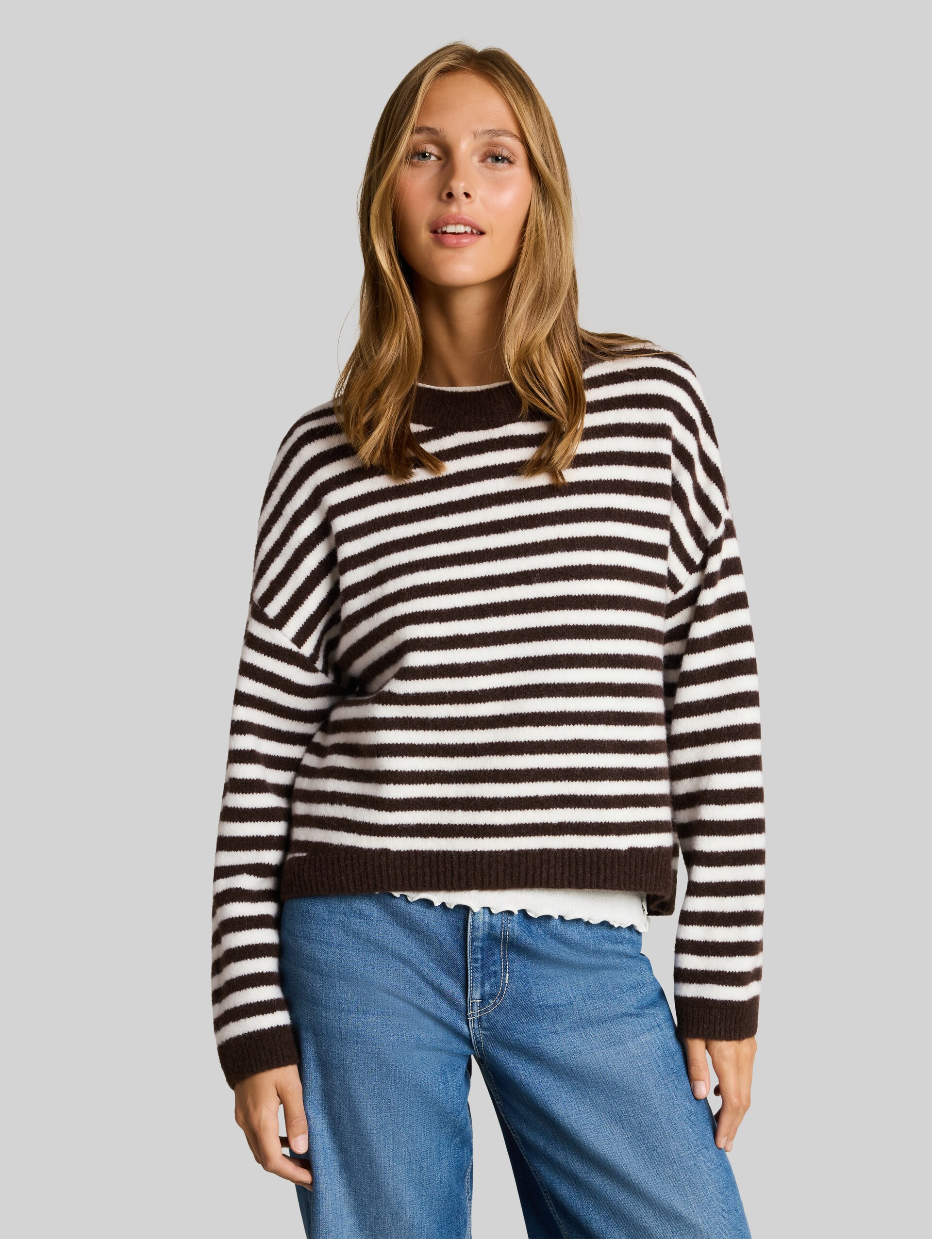 Pull en maille douillet à rayures - brown white stripe - Découpe Vue de face du modèle