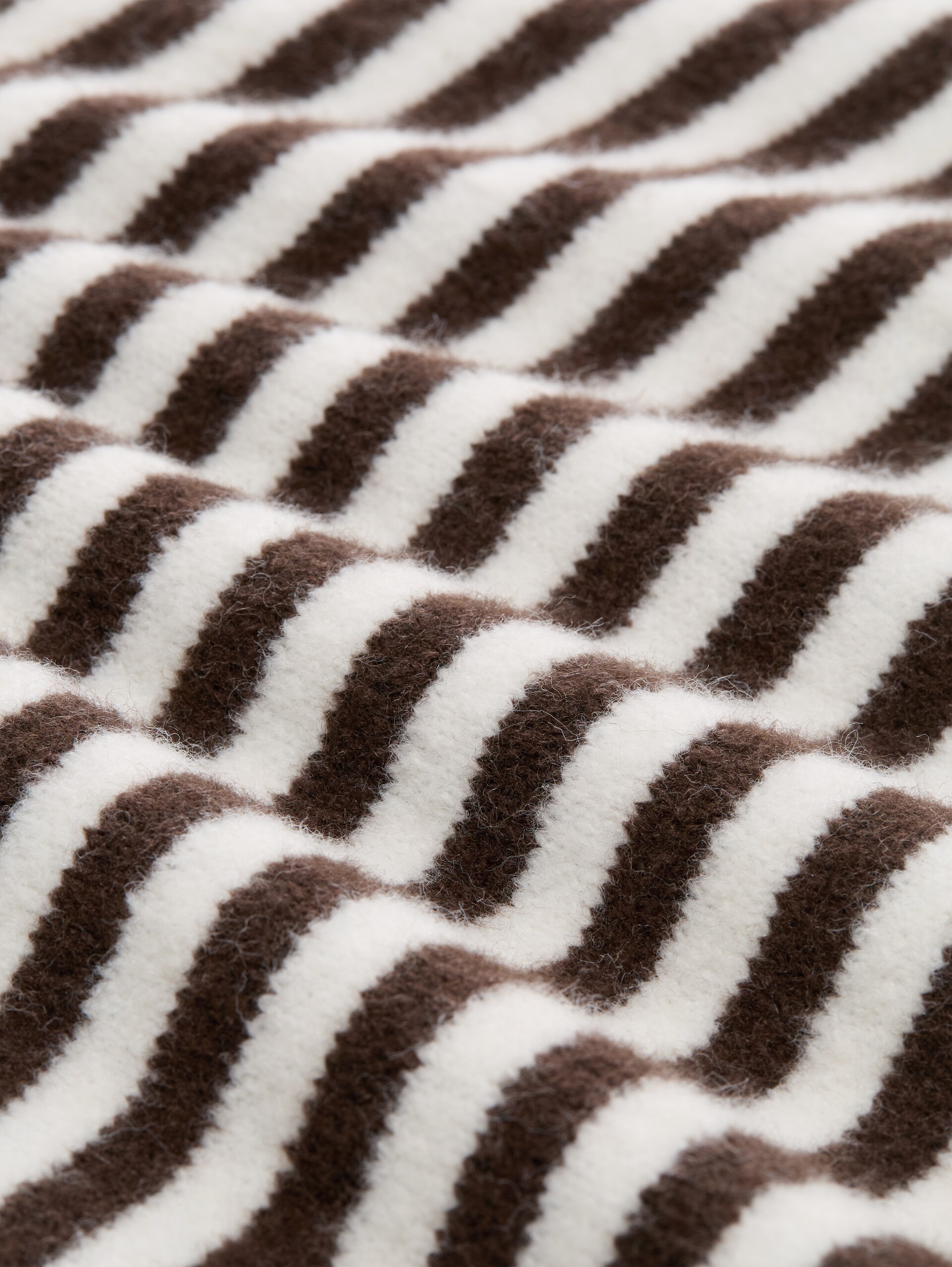 Pull en maille douillet à rayures - brown white stripe - Vue de la matière