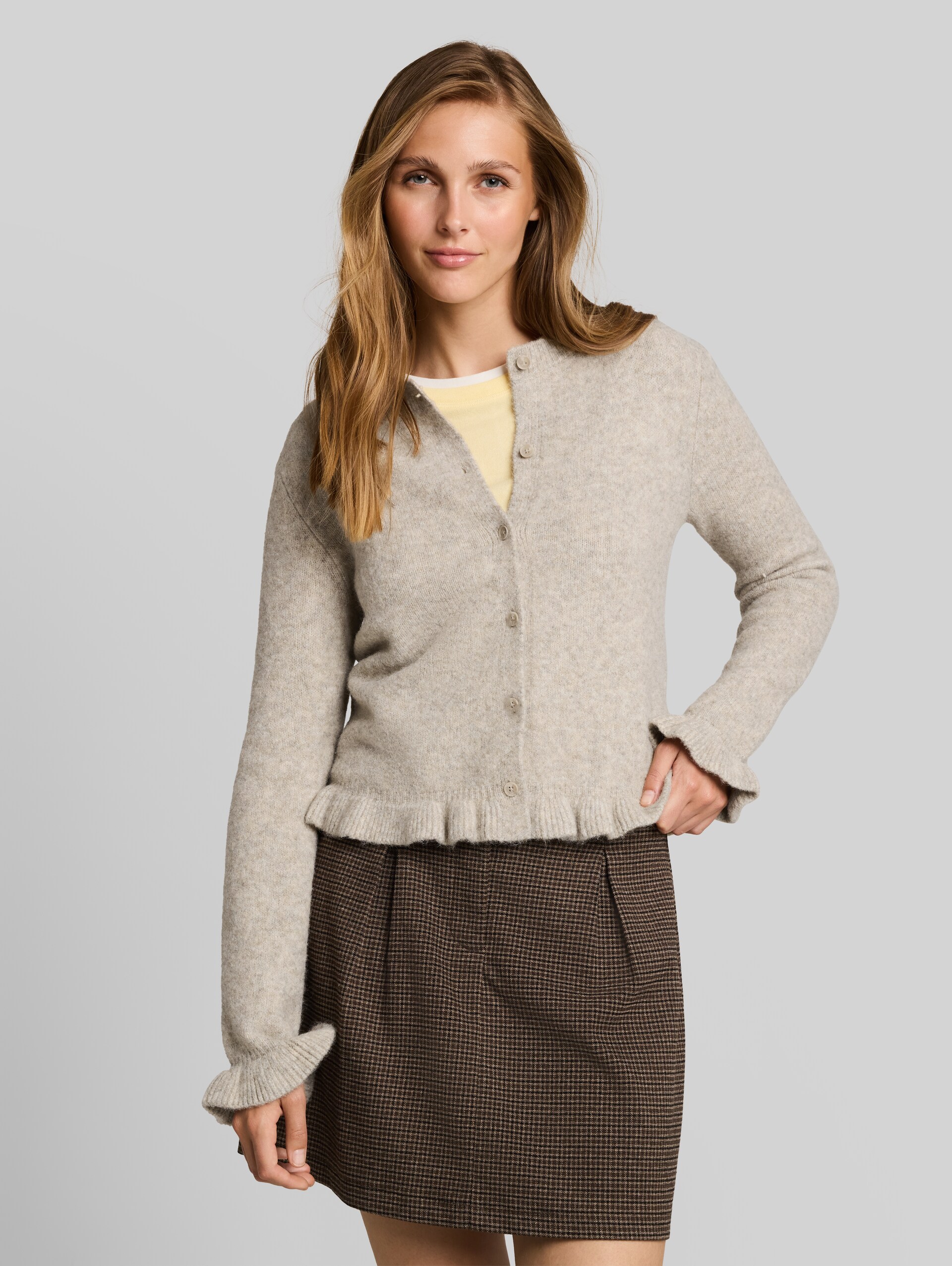 Cardigan douillet à volants - mink beige melange - Découpe Vue de face du modèle