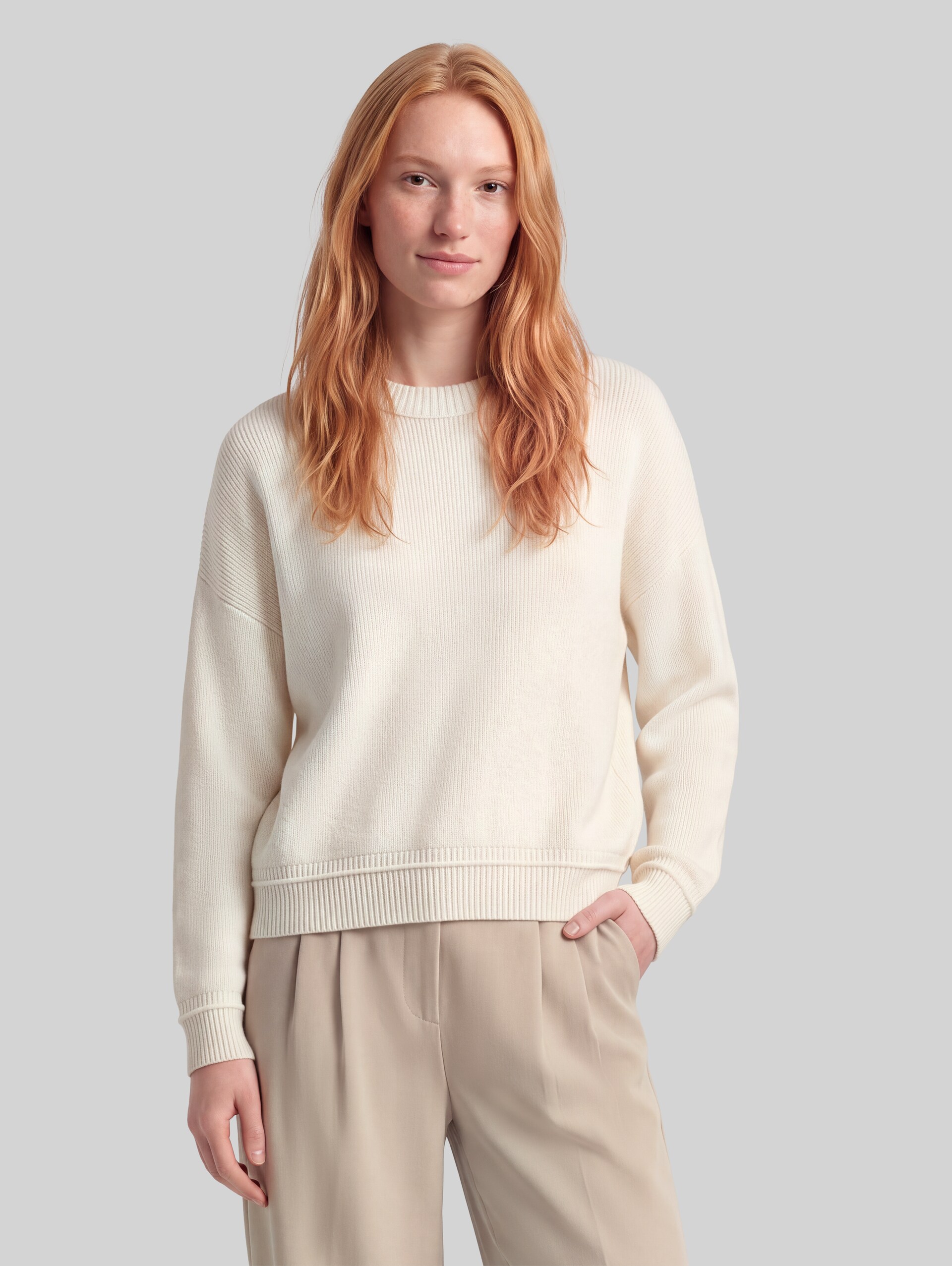 Oversize Strickpullover mit Rundhalsausschnitt - Gardenia White - Ausschnitt Model-Vorderansicht