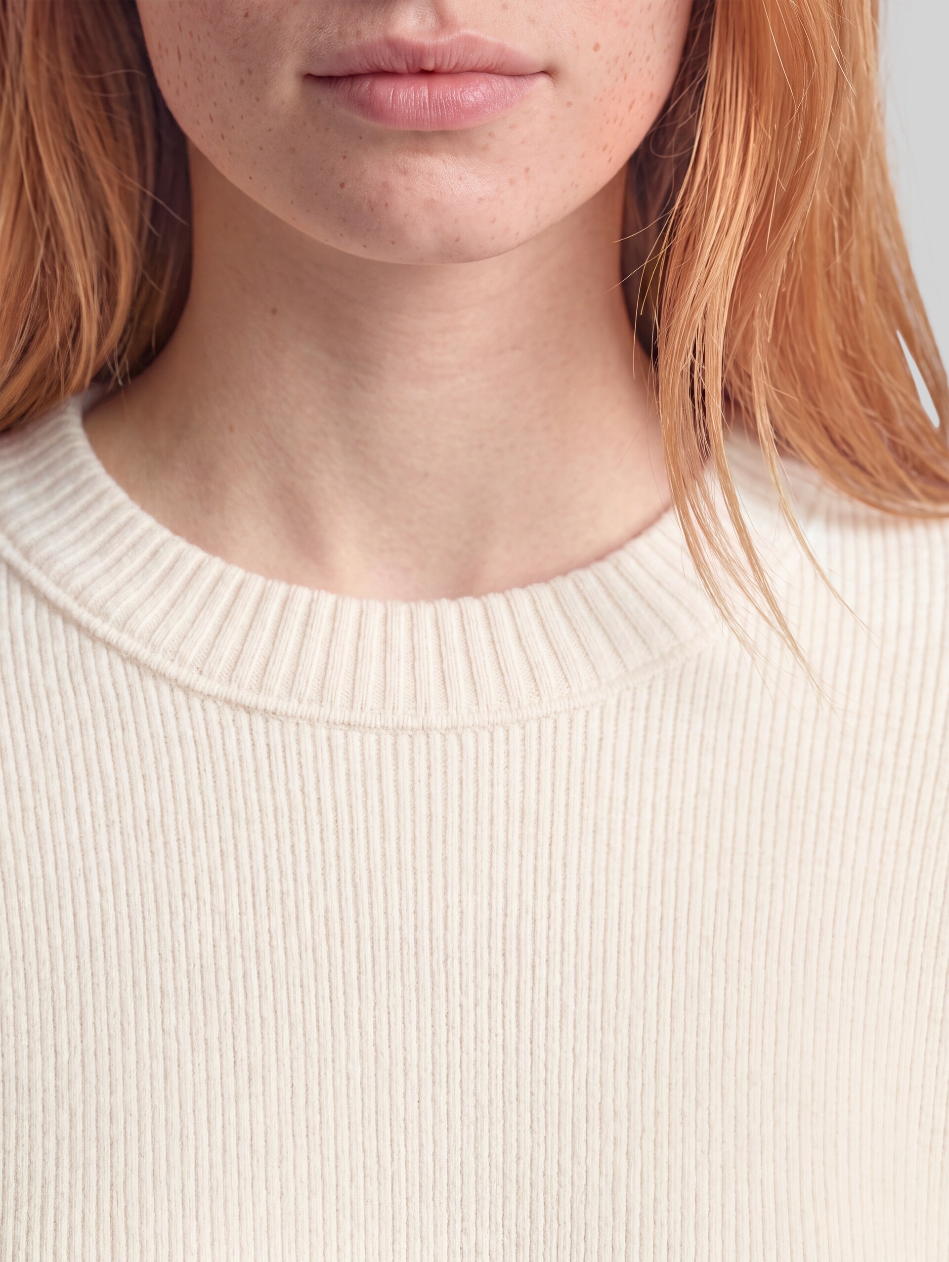 Oversize Strickpullover mit Rundhalsausschnitt - Gardenia White - Detail-Model-Ansicht