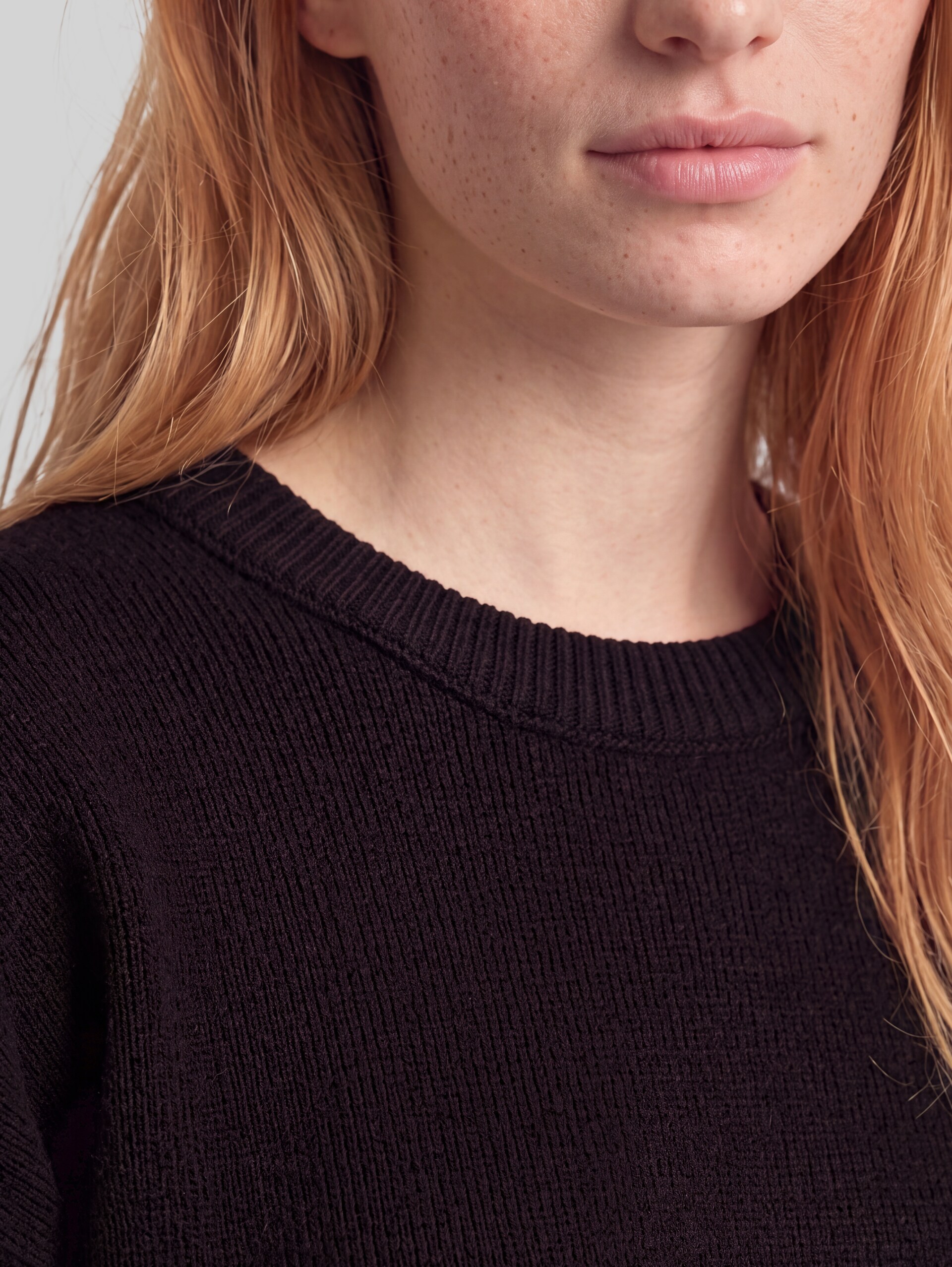 Oversize Strickpullover mit Rundhalsausschnitt - dark plum - Detail-Model-Ansicht