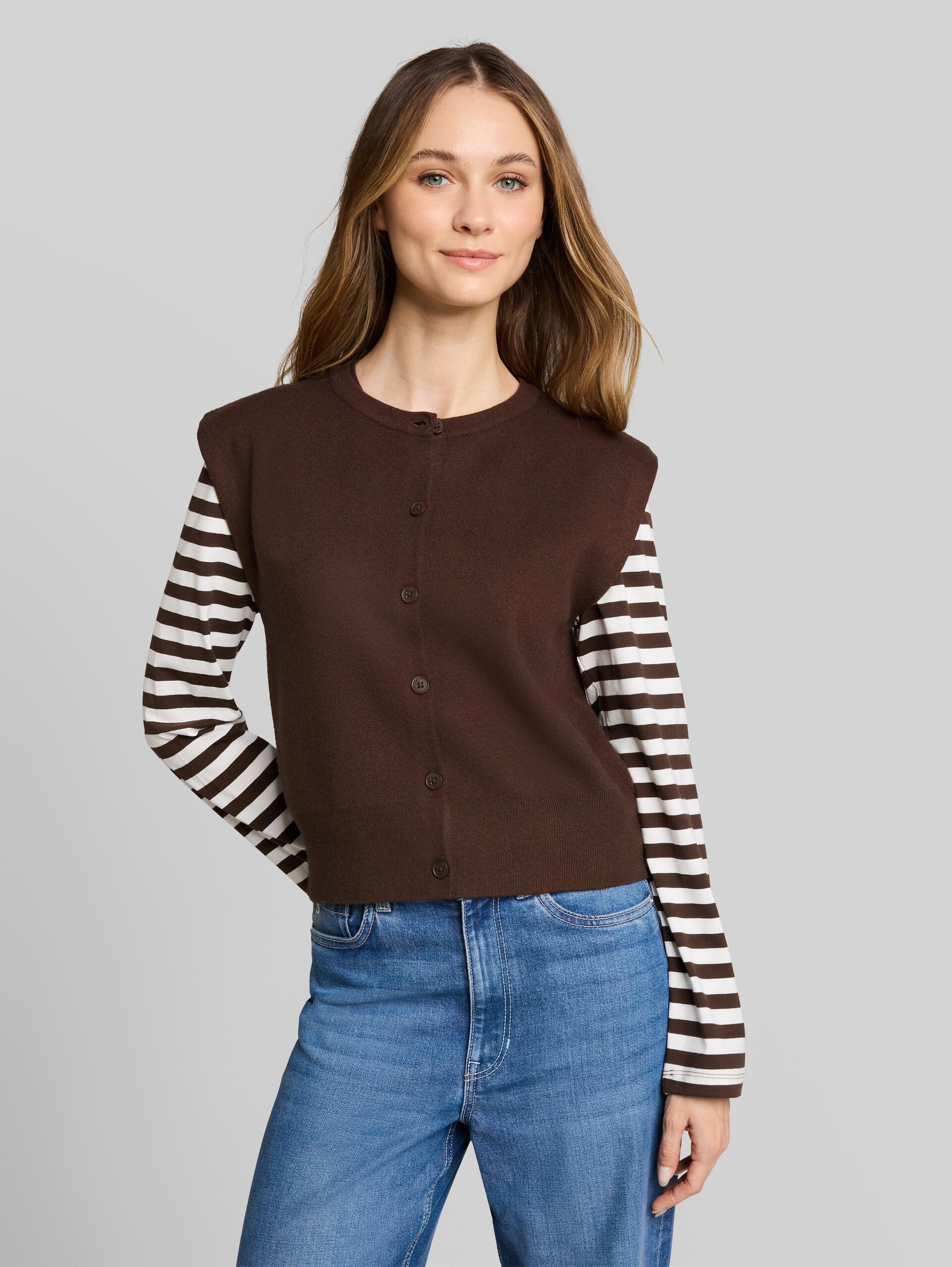 Gebreid vest met relaxte pasvorm en knoopsluiting - cool dark brown melange - Nek model vooraanzicht