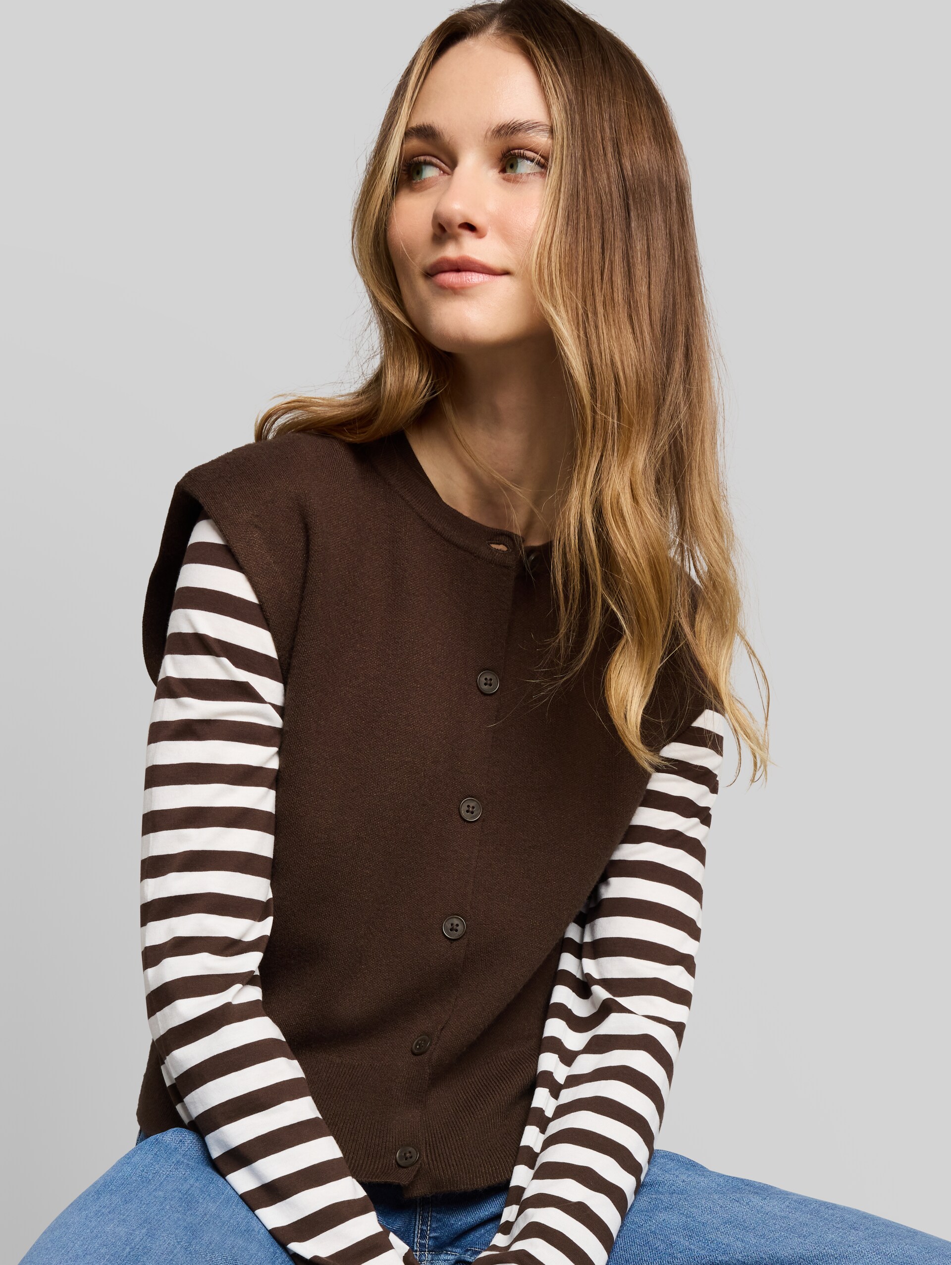 Gebreid vest met relaxte pasvorm en knoopsluiting - cool dark brown melange - Detailaanzicht model