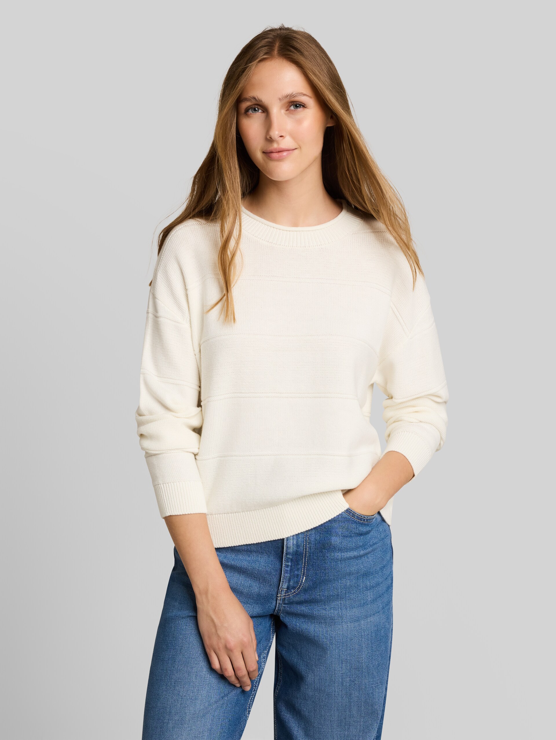Relaxed Fit Strickpullover aus Baumwolle - off white - Ausschnitt Model-Vorderansicht