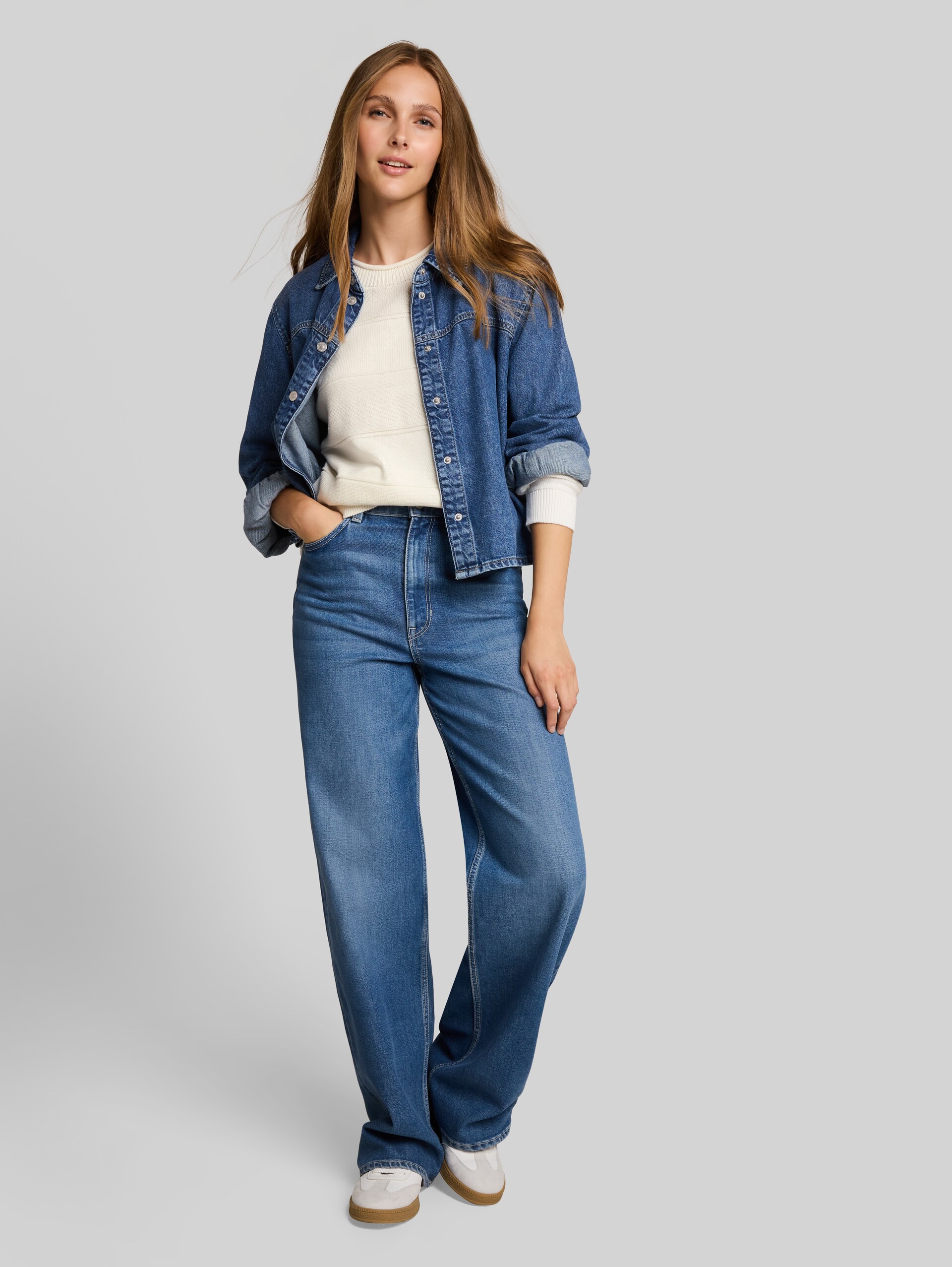 Relaxed Fit Strickpullover aus Baumwolle - off white - Model-Vorderansicht