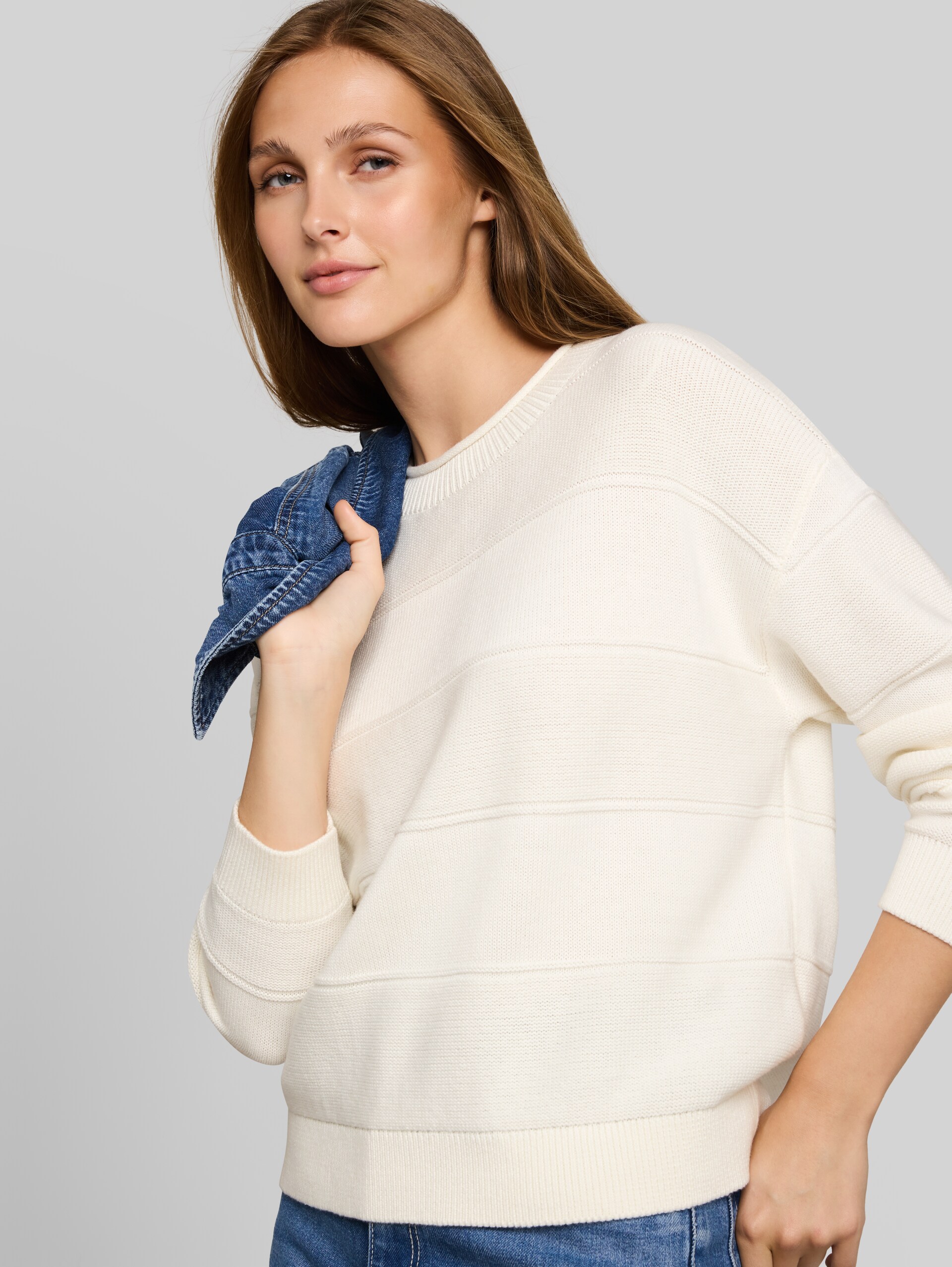 Relaxed Fit Strickpullover aus Baumwolle - off white - Detail-Model-Ansicht