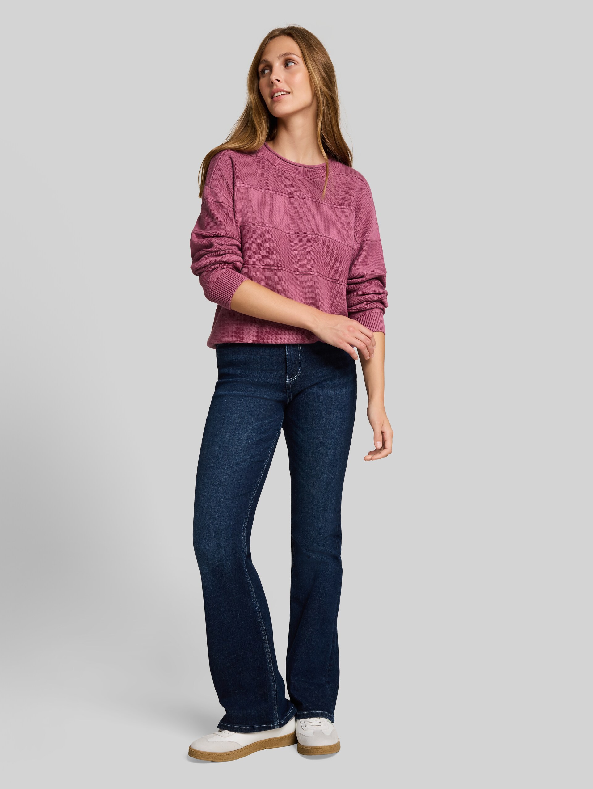 Relaxed Fit Strickpullover aus Baumwolle - dusty berry - Model-Vorderansicht