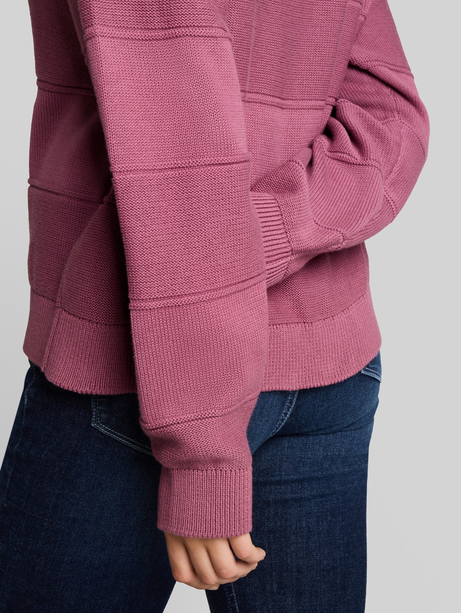 Relaxed Fit Strickpullover aus Baumwolle - dusty berry - Detail-Model-Ansicht