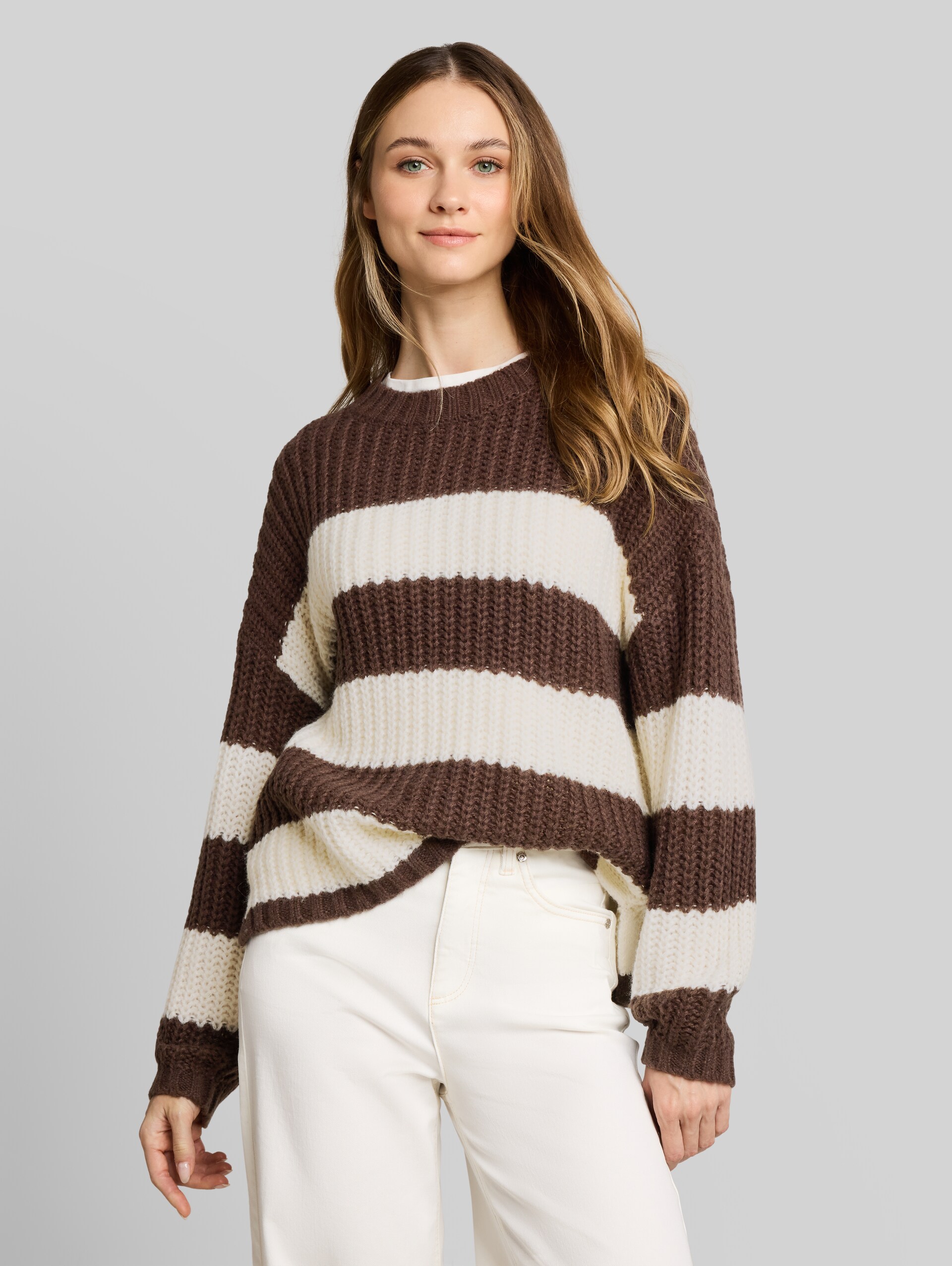 Pull en maille coupe décontractée à rayures - big brown white stripe - Découpe Vue de face du modèle