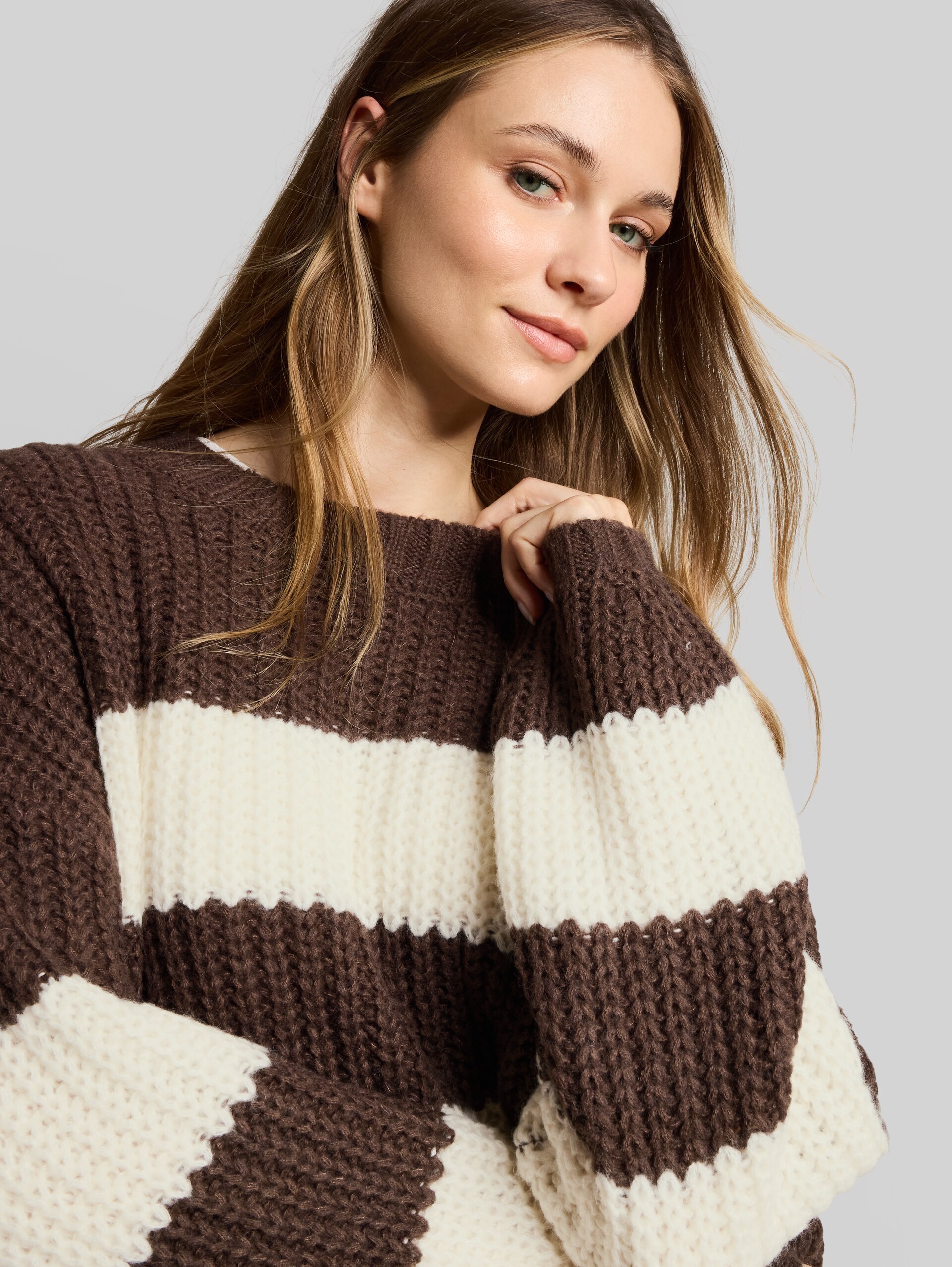 Pull en maille coupe décontractée à rayures - big brown white stripe - Vue détaillée du modèle