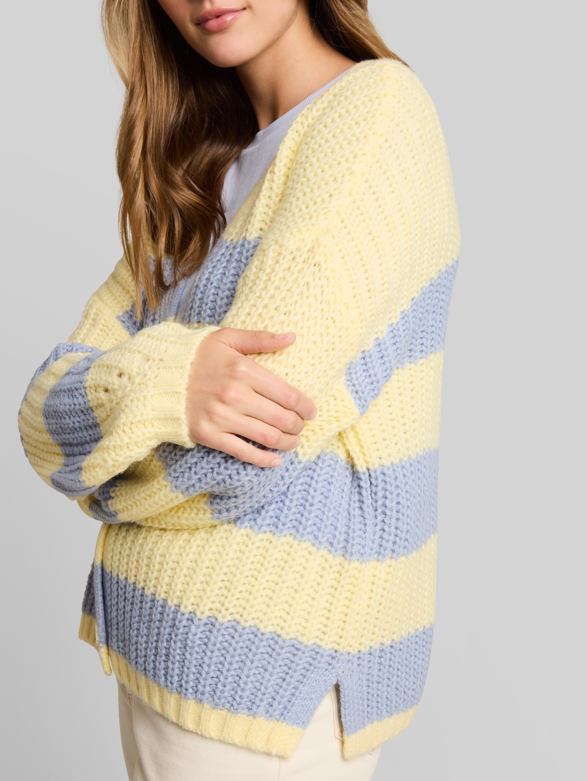 Vrijvallend vest met streepmotief - big blue yellow stripe - Detailaanzicht model
