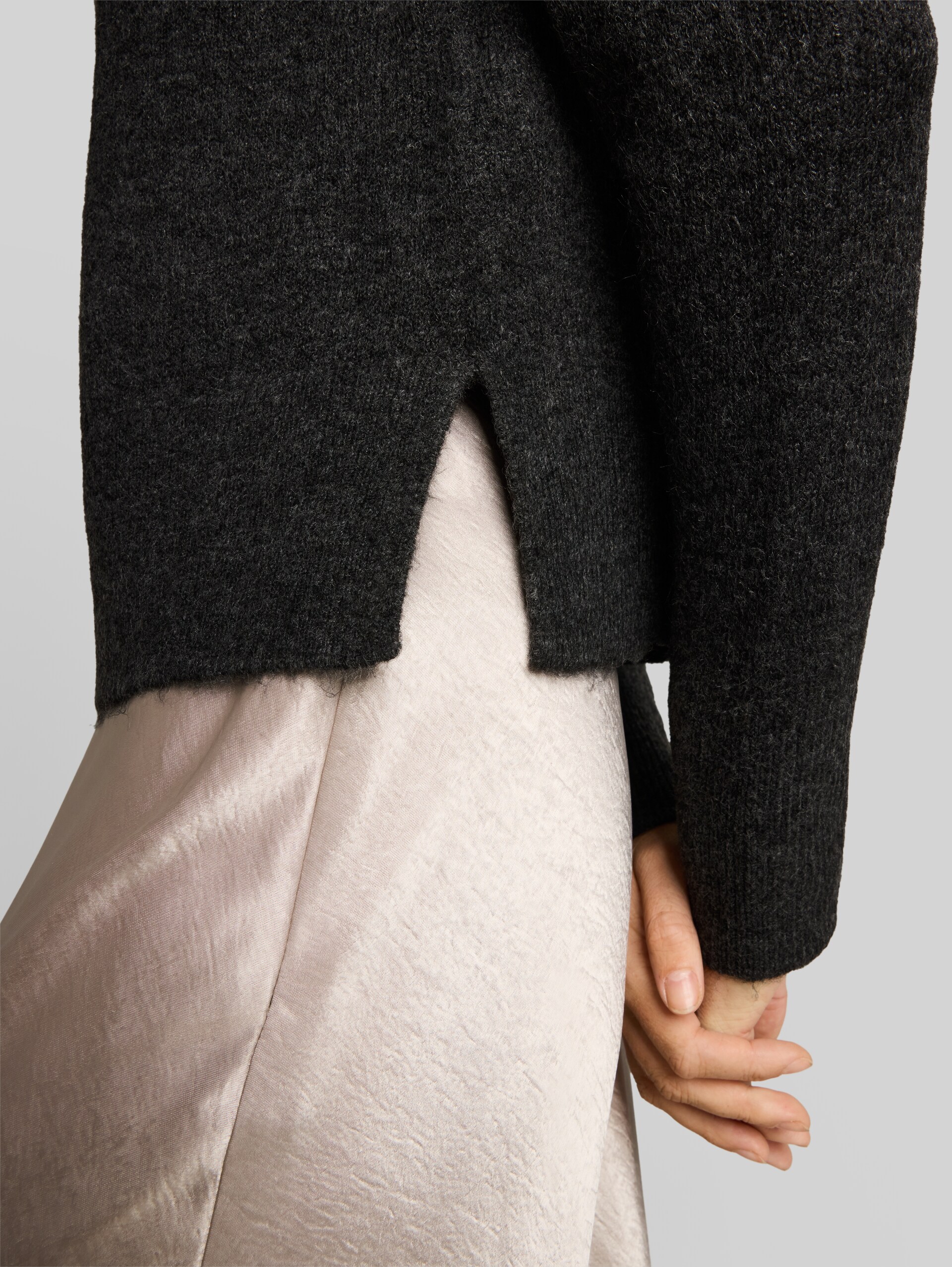 Cosy Strickpullover mit Stehkragen - Shale Grey Melange - Detail-Model-Ansicht