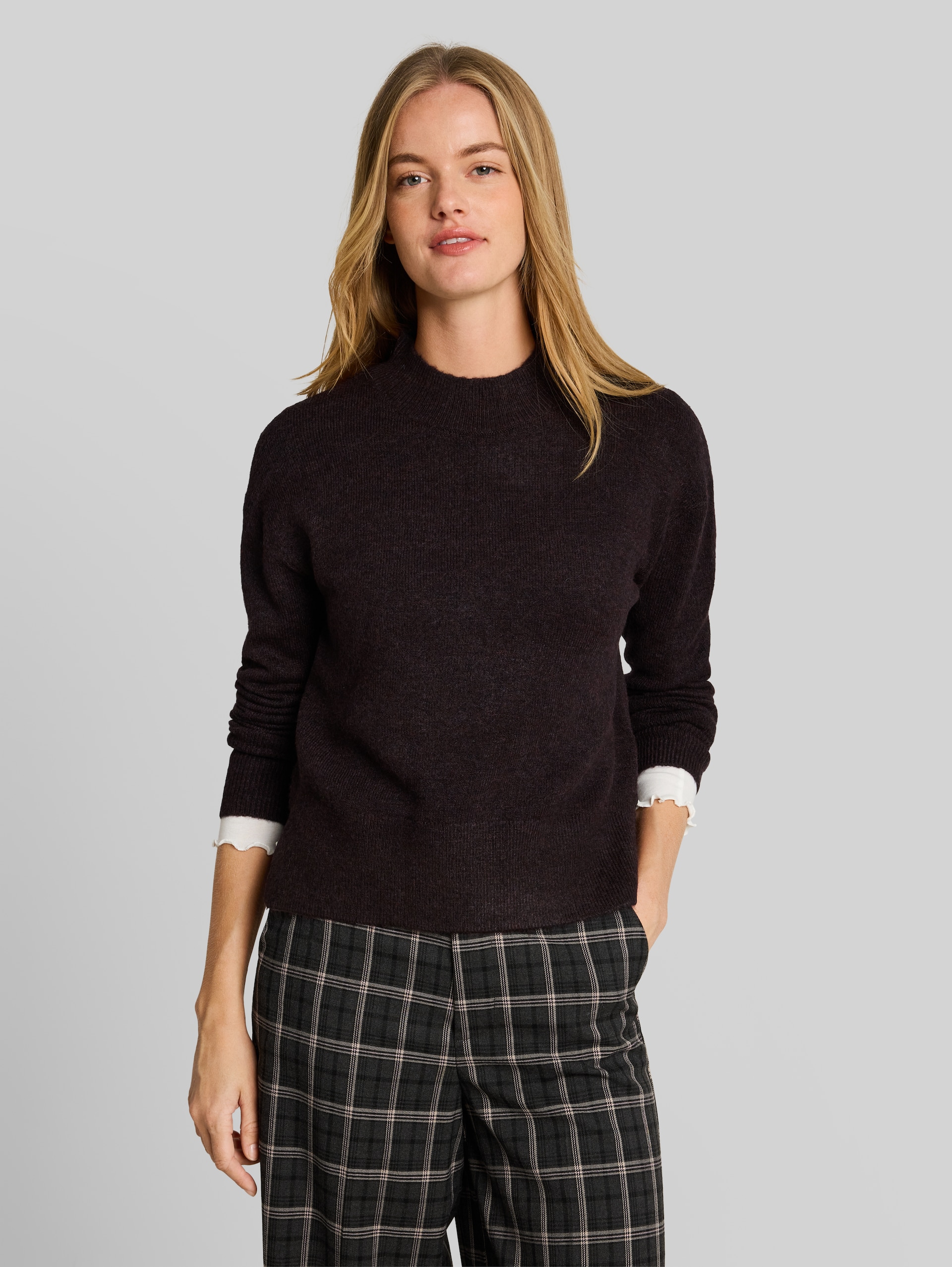 Cosy Strickpullover mit Stehkragen - dark plum melange - Ausschnitt Model-Vorderansicht