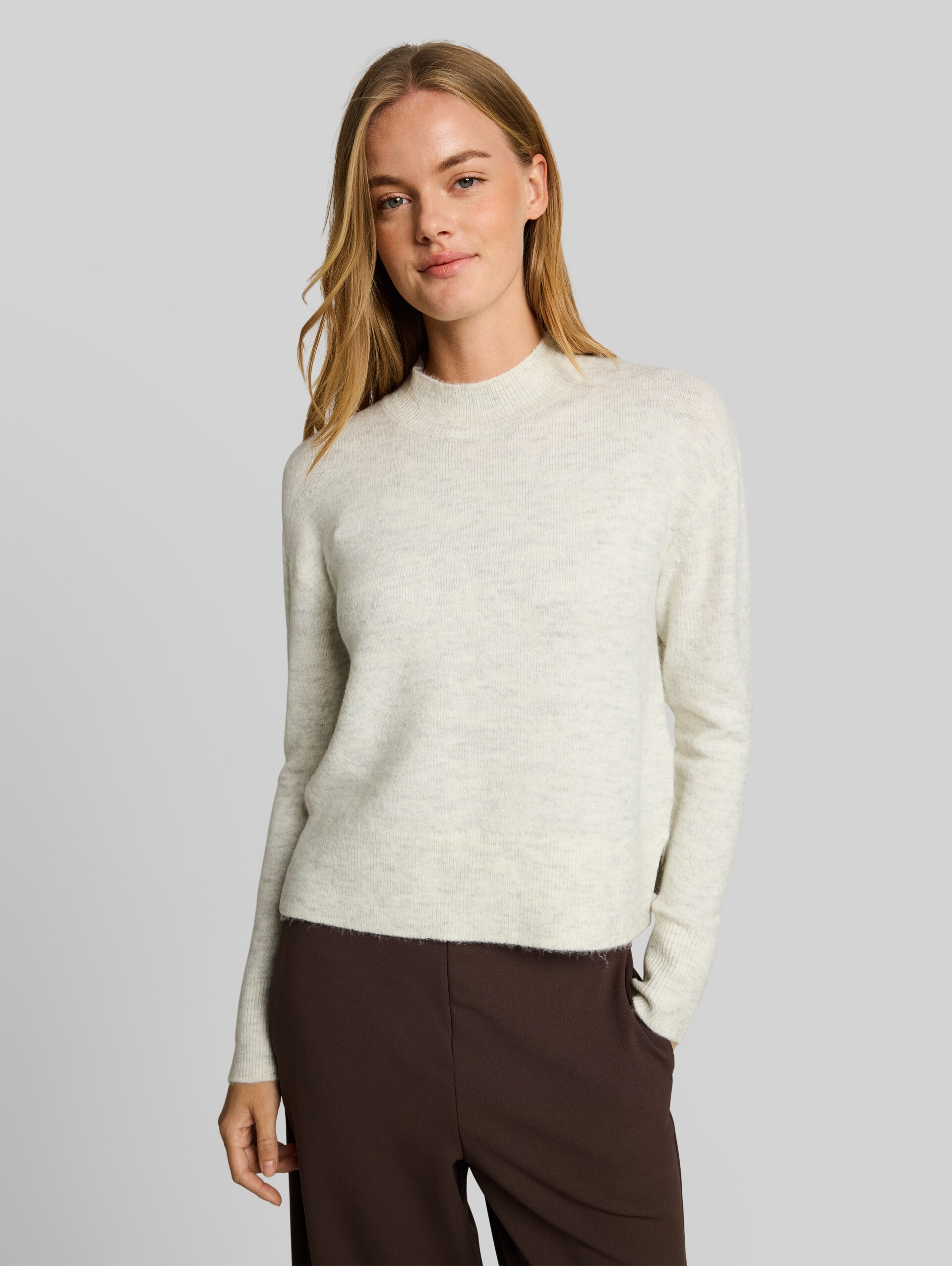 Cosy Strickpullover mit Stehkragen - light creme melange - Ausschnitt Model-Vorderansicht