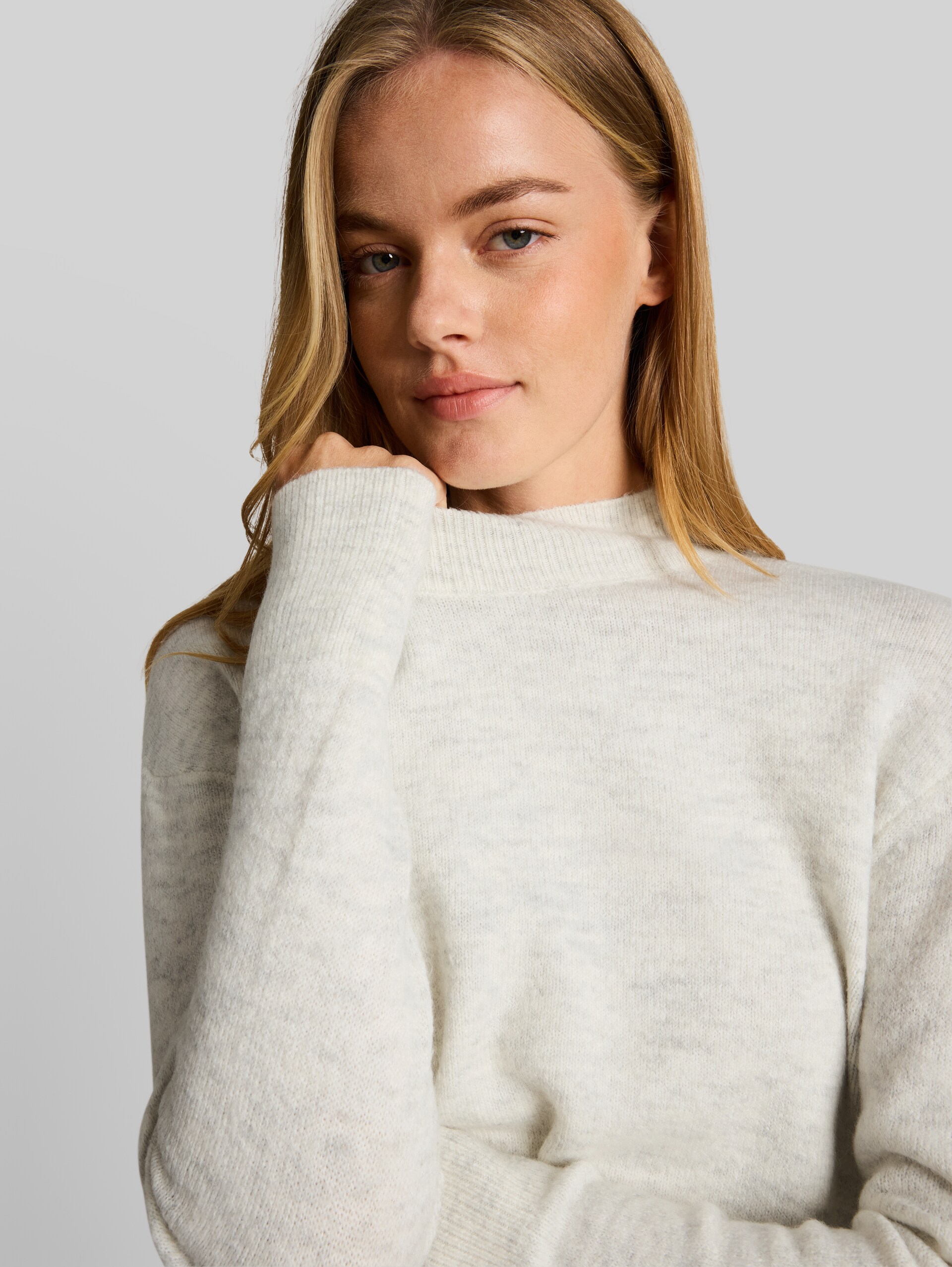 Cosy Strickpullover mit Stehkragen - light creme melange - Detail-Model-Ansicht