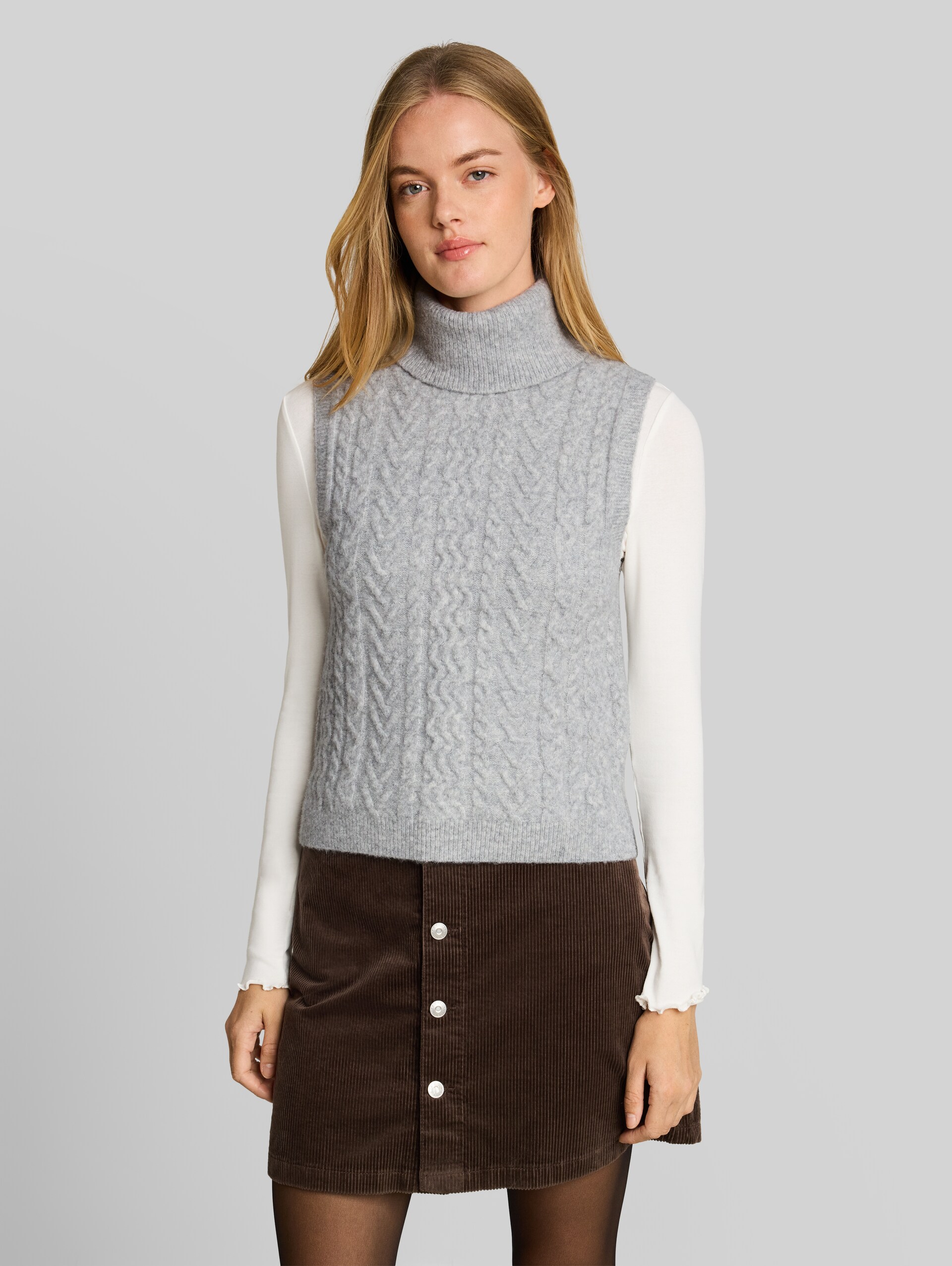 Pullunder mit Rollkragen - Light Soft Grey Melange - Ausschnitt Model-Vorderansicht