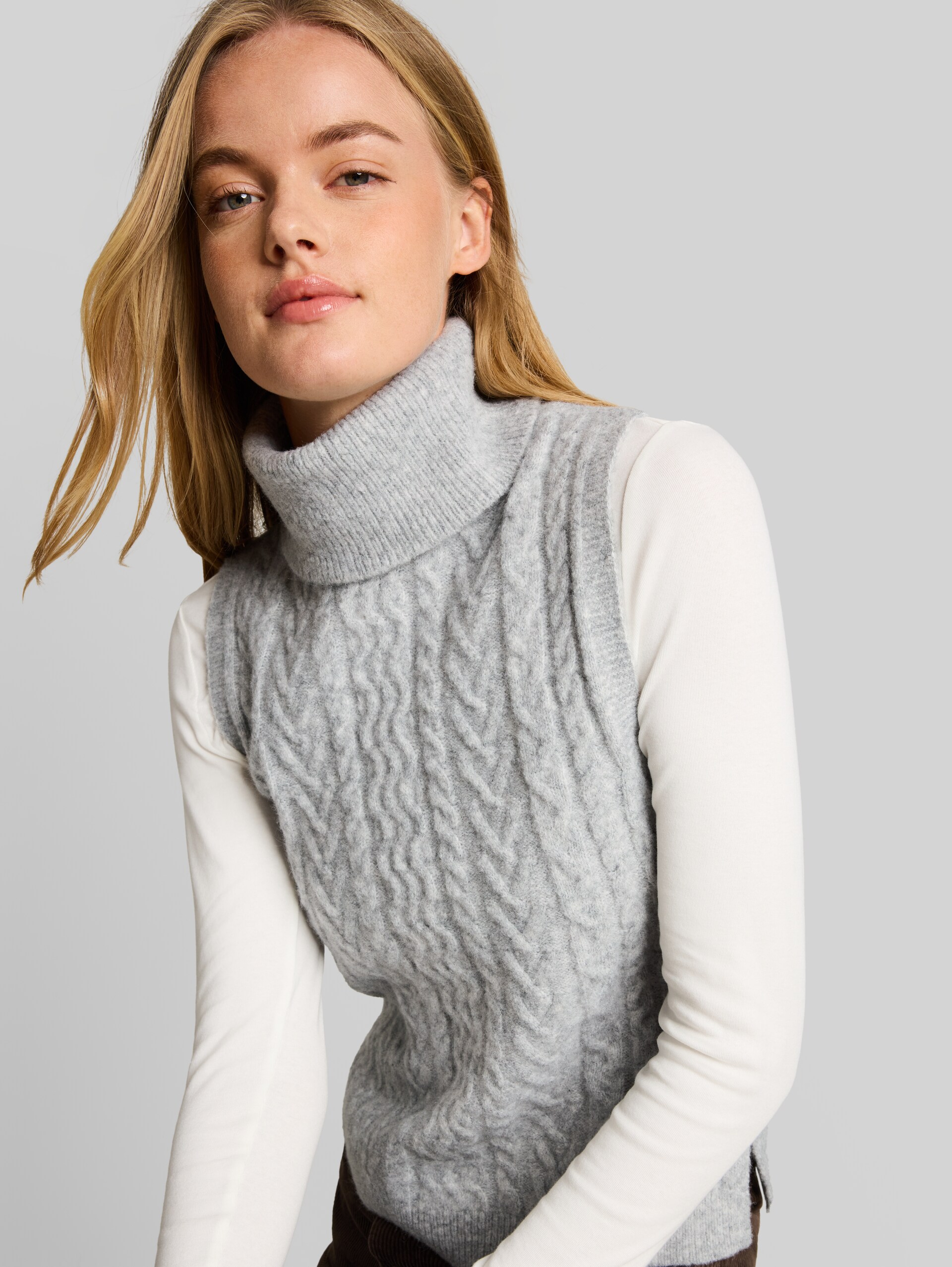 Pullunder mit Rollkragen - Light Soft Grey Melange - Detail-Model-Ansicht