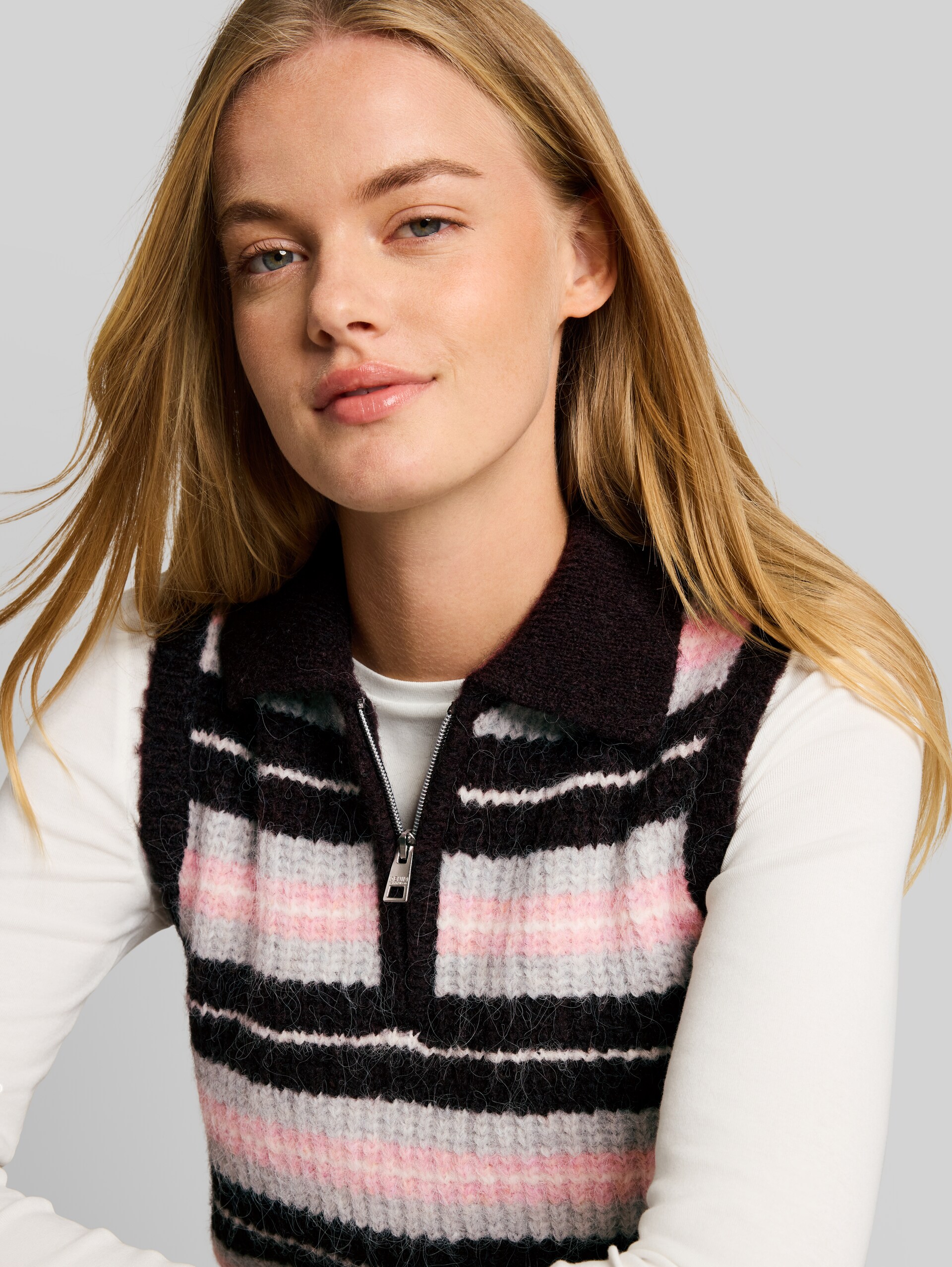 Troyer Pullunder mit Streifenmuster - plum pink grey stripe - Detail-Model-Ansicht